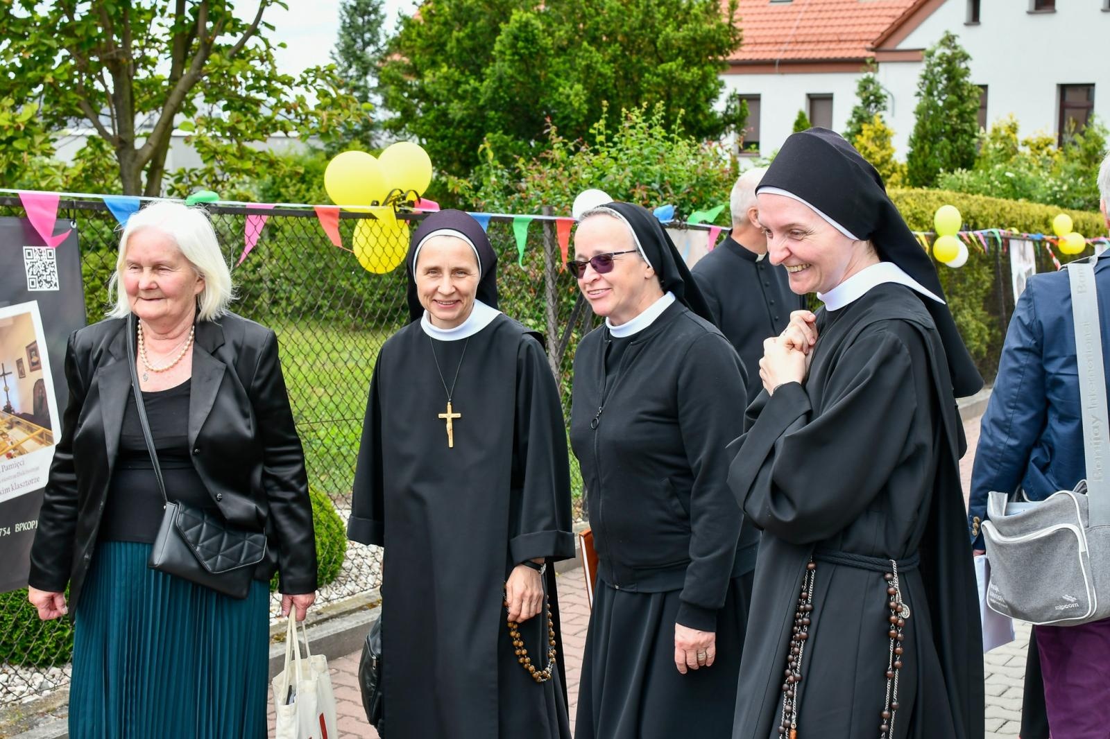 Zdjęcie w galerii na portalu naszraciborz.pl: Biskup opolski przyjechał do Raciborza-Brzezia z osobistą intencją. Modlił się przy grobie s. M. Dulcissimy wiadomości z regionu