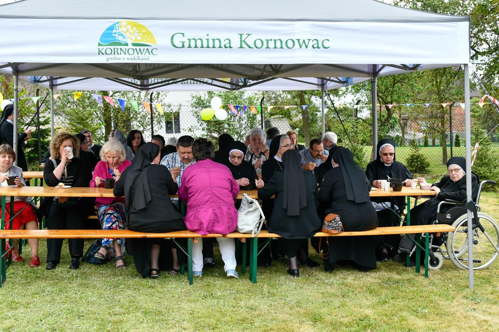Zdjęcie w galerii na portalu naszraciborz.pl: Biskup opolski przyjechał do Raciborza-Brzezia z osobistą intencją. Modlił się przy grobie s. M. Dulcissimy wiadomości z regionu