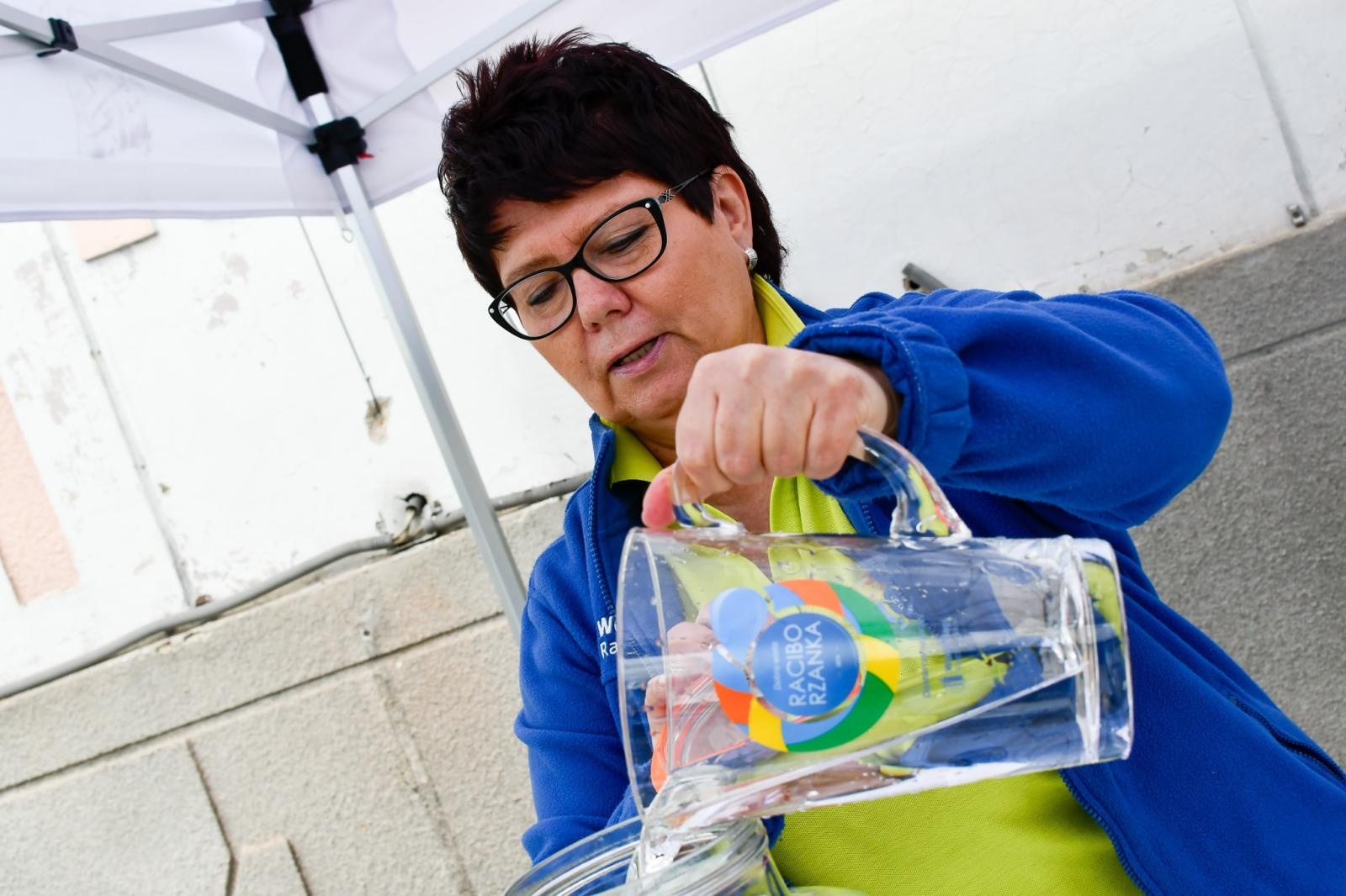 Zdjęcie w galerii na portalu naszraciborz.pl: Biskup opolski przyjechał do Raciborza-Brzezia z osobistą intencją. Modlił się przy grobie s. M. Dulcissimy wiadomości z regionu