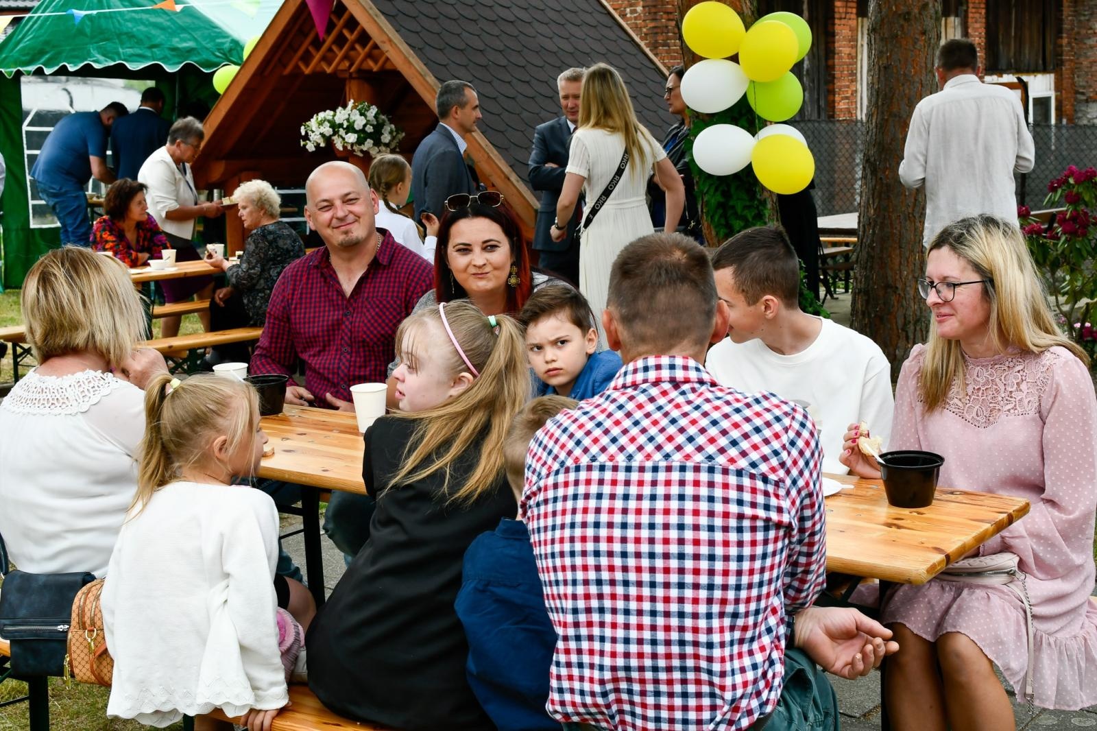 Zdjęcie w galerii na portalu naszraciborz.pl: Biskup opolski przyjechał do Raciborza-Brzezia z osobistą intencją. Modlił się przy grobie s. M. Dulcissimy wiadomości z regionu