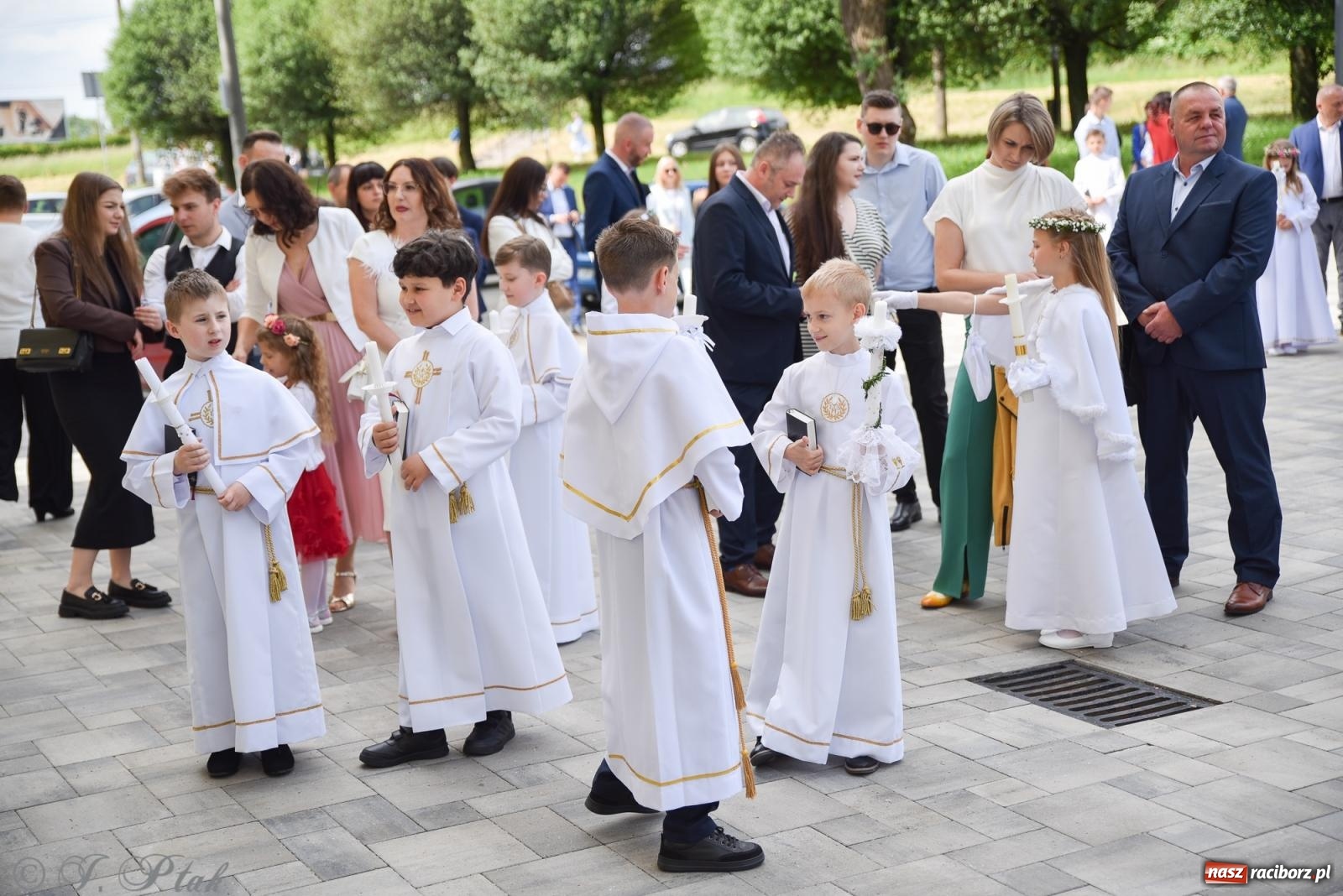 Zdjęcie w galerii na portalu naszraciborz.pl: Uroczystość I Komunii Świętej w parafii Matki Bożej wiadomości z regionu