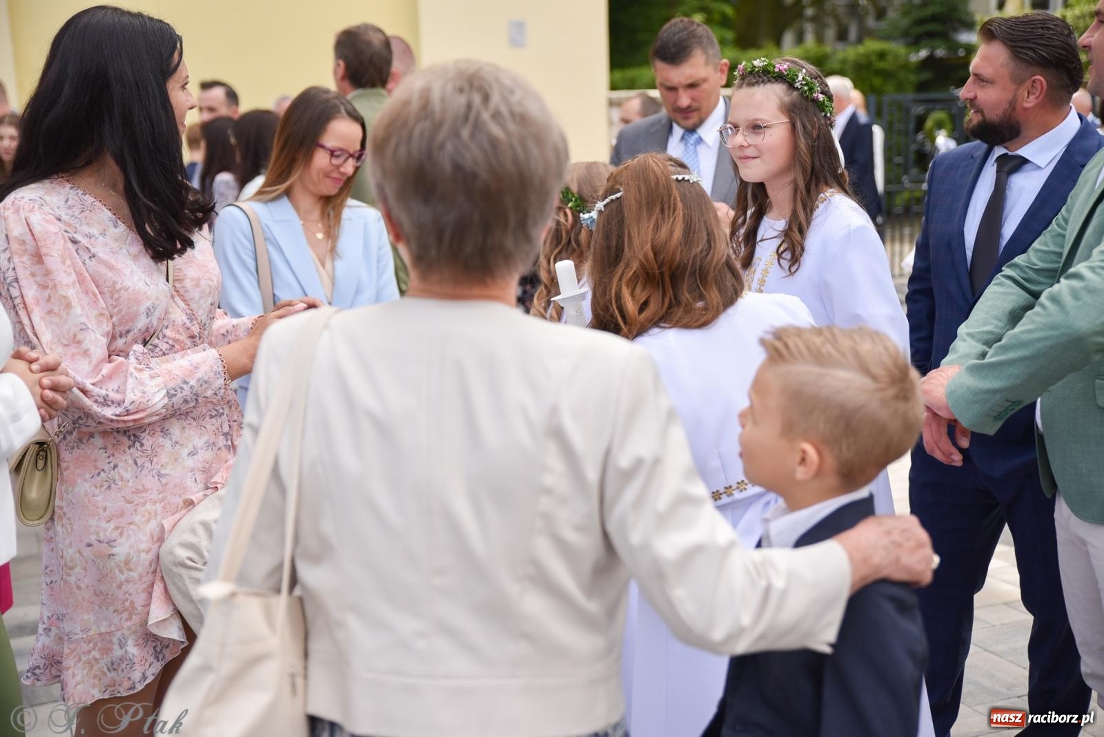 Zdjęcie w galerii na portalu naszraciborz.pl: Uroczystość I Komunii Świętej w parafii Matki Bożej wiadomości z regionu