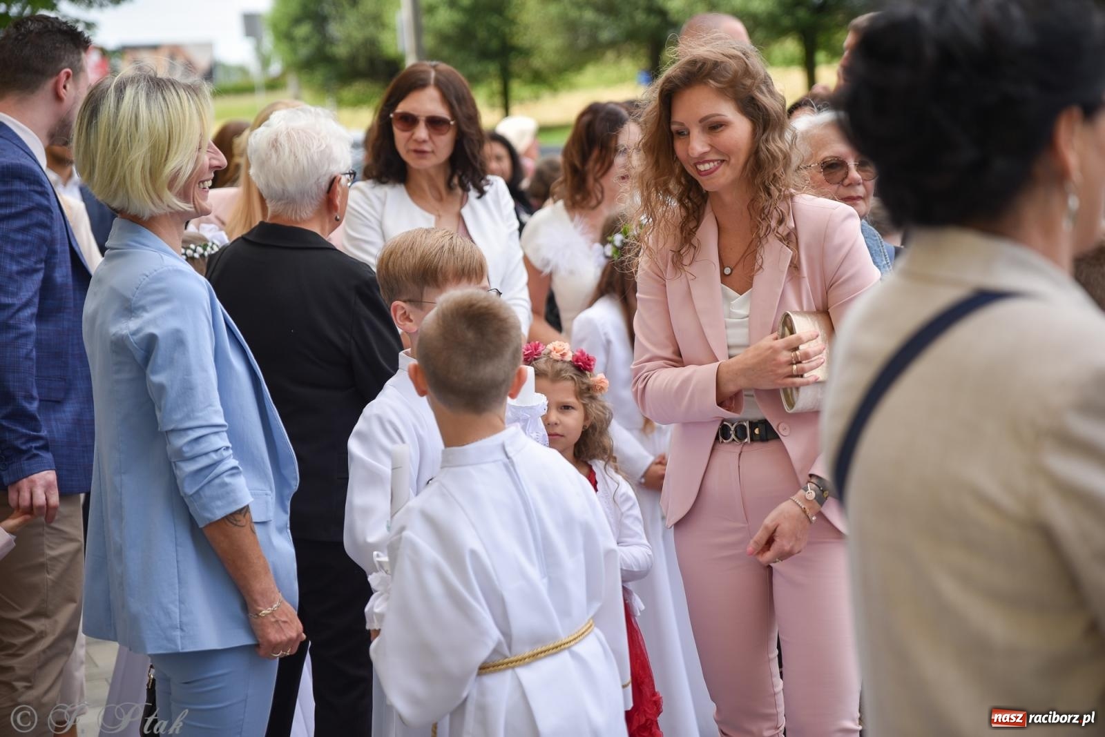 Zdjęcie w galerii na portalu naszraciborz.pl: Uroczystość I Komunii Świętej w parafii Matki Bożej wiadomości z regionu