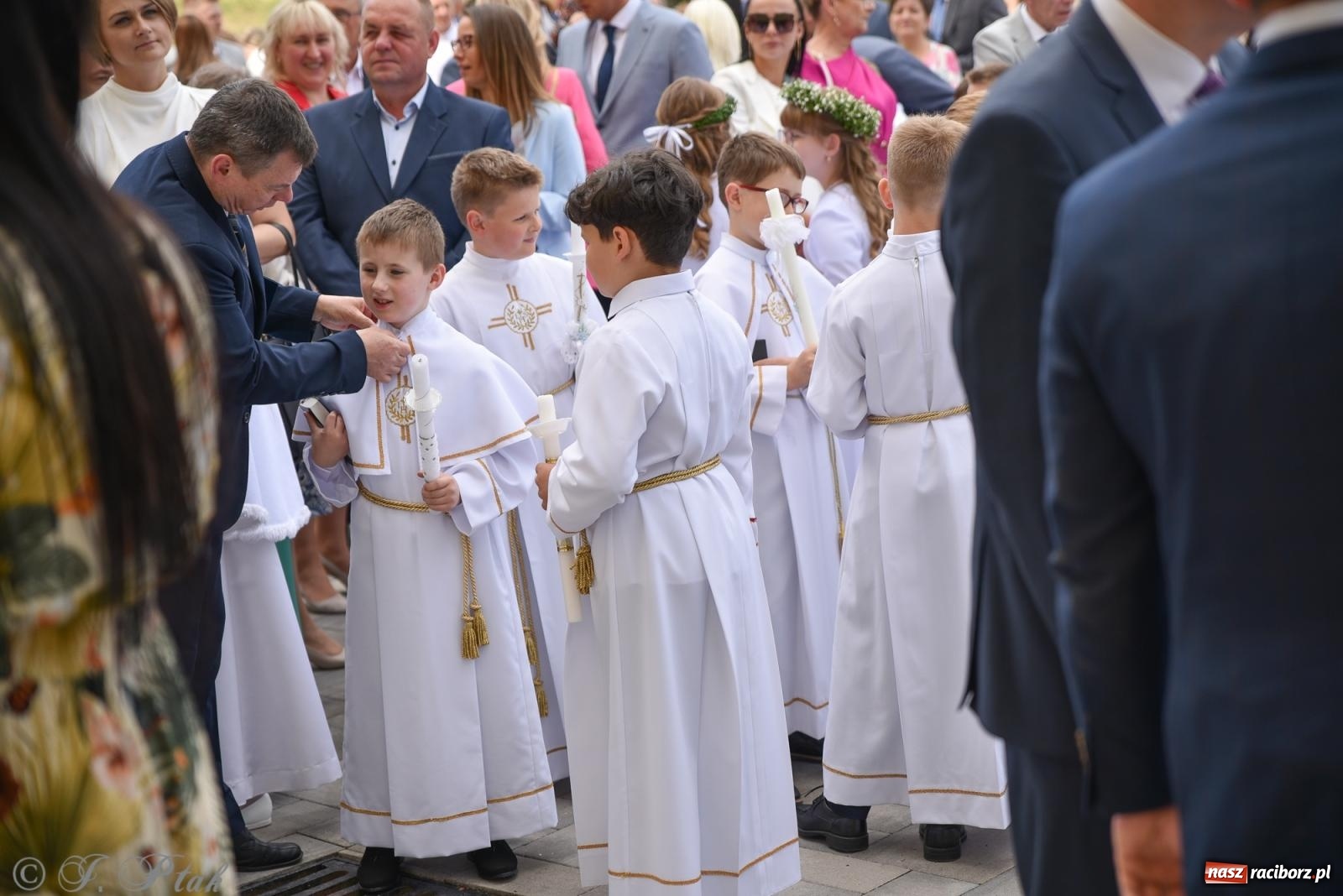 Zdjęcie w galerii na portalu naszraciborz.pl: Uroczystość I Komunii Świętej w parafii Matki Bożej wiadomości z regionu
