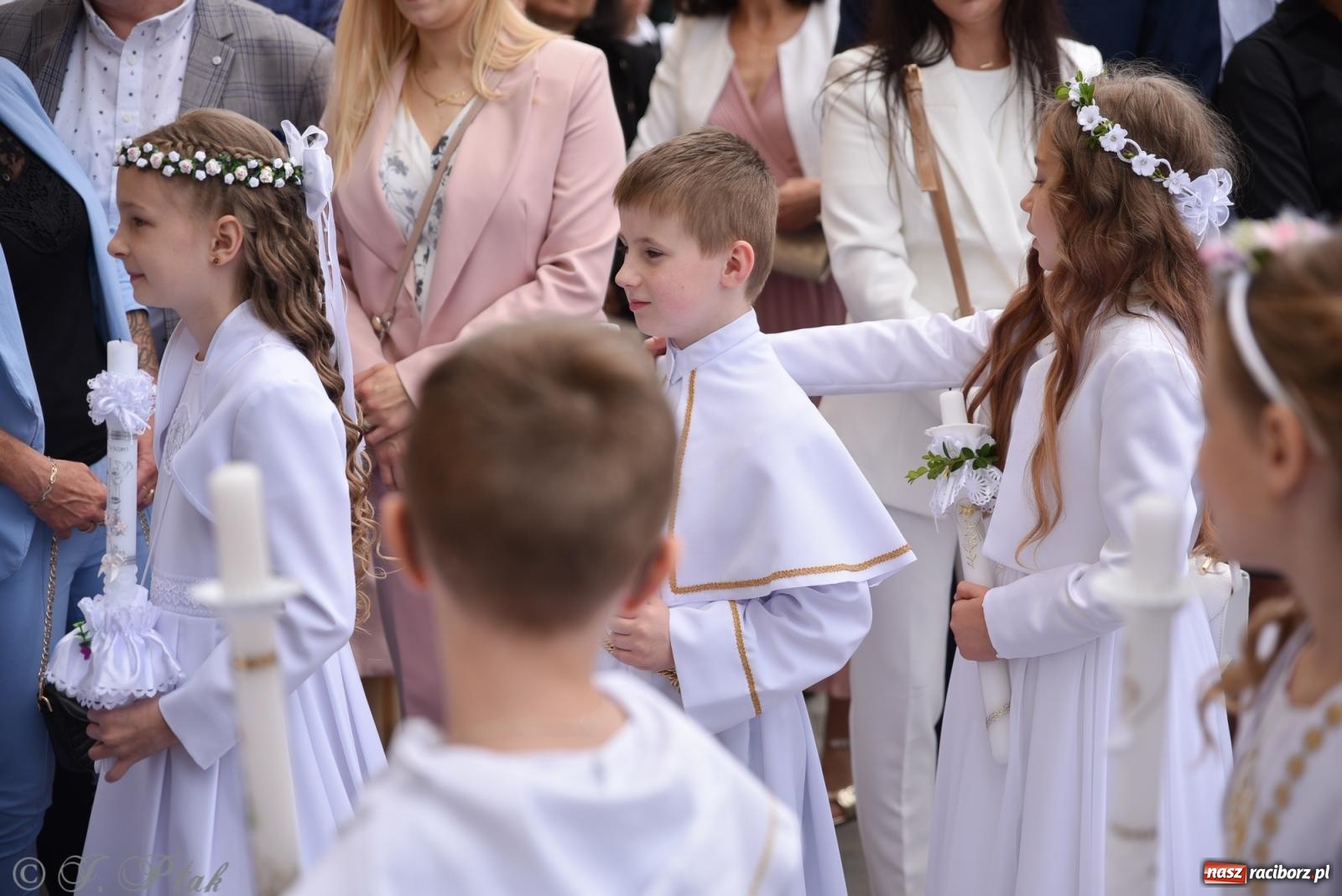 Zdjęcie w galerii na portalu naszraciborz.pl: Uroczystość I Komunii Świętej w parafii Matki Bożej wiadomości z regionu