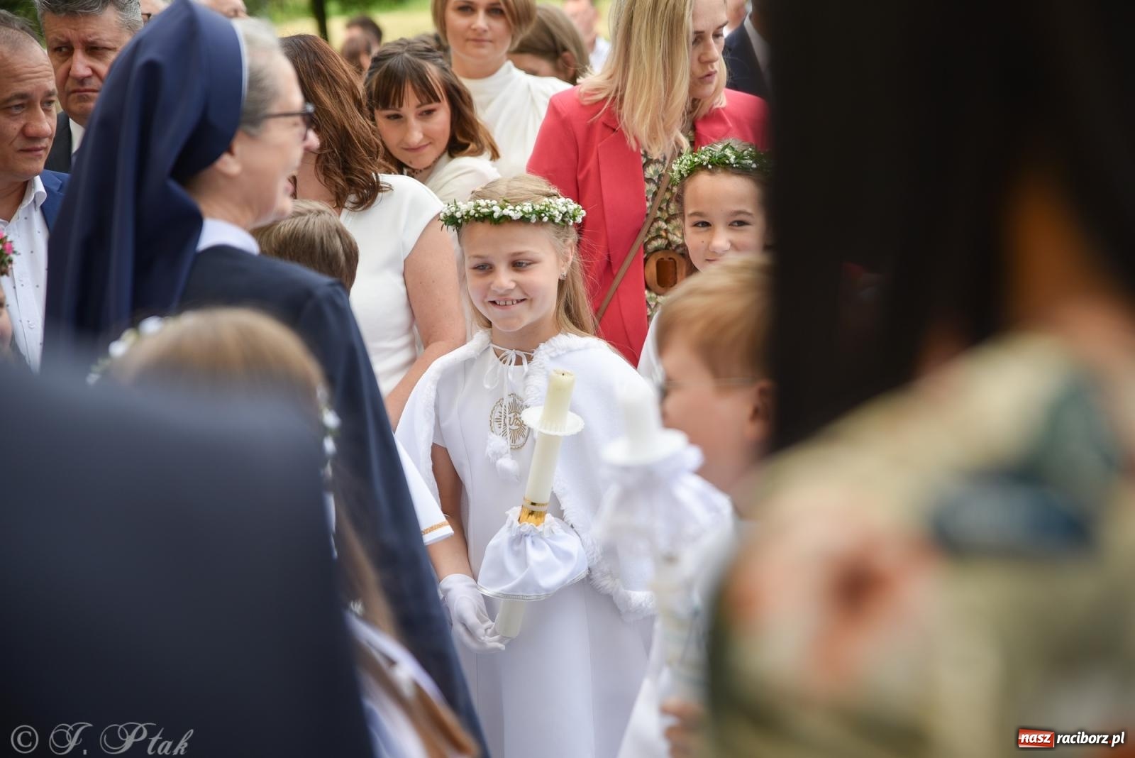 Zdjęcie w galerii na portalu naszraciborz.pl: Uroczystość I Komunii Świętej w parafii Matki Bożej wiadomości z regionu