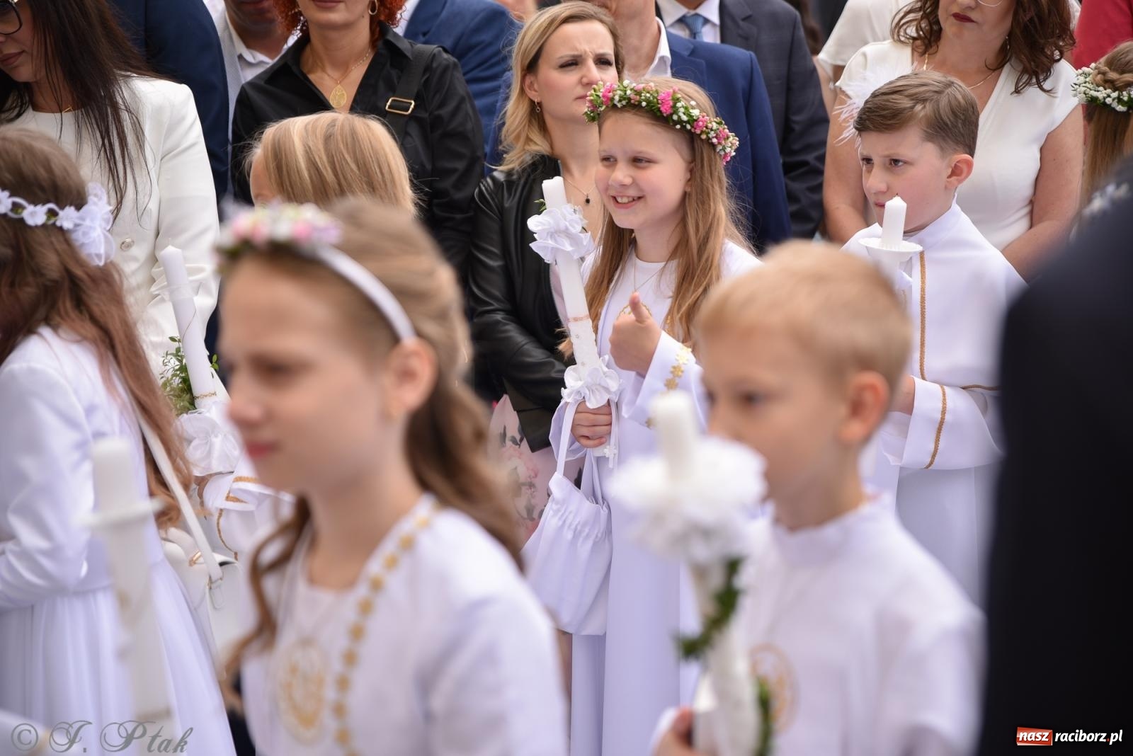 Zdjęcie w galerii na portalu naszraciborz.pl: Uroczystość I Komunii Świętej w parafii Matki Bożej wiadomości z regionu