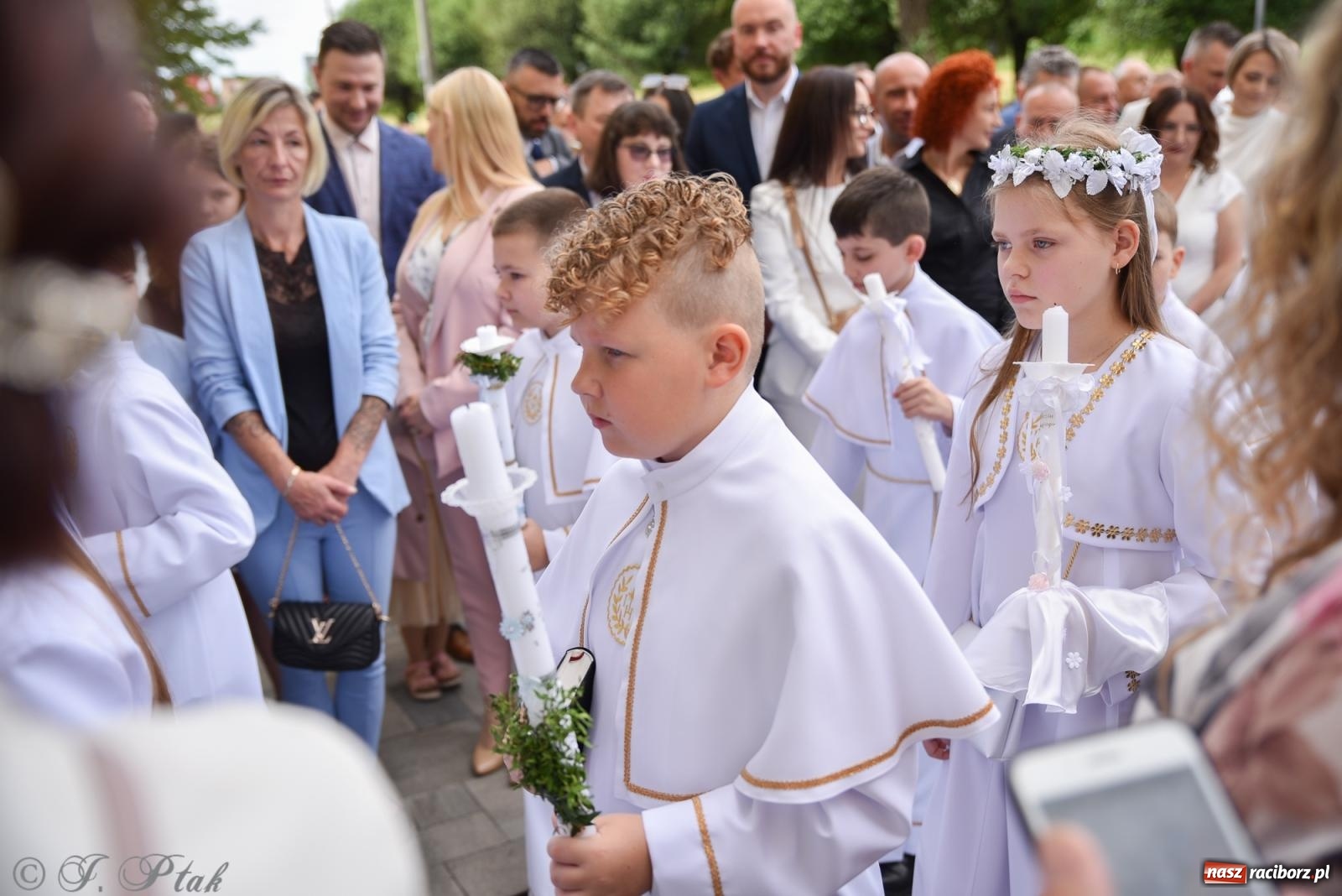 Zdjęcie w galerii na portalu naszraciborz.pl: Uroczystość I Komunii Świętej w parafii Matki Bożej wiadomości z regionu