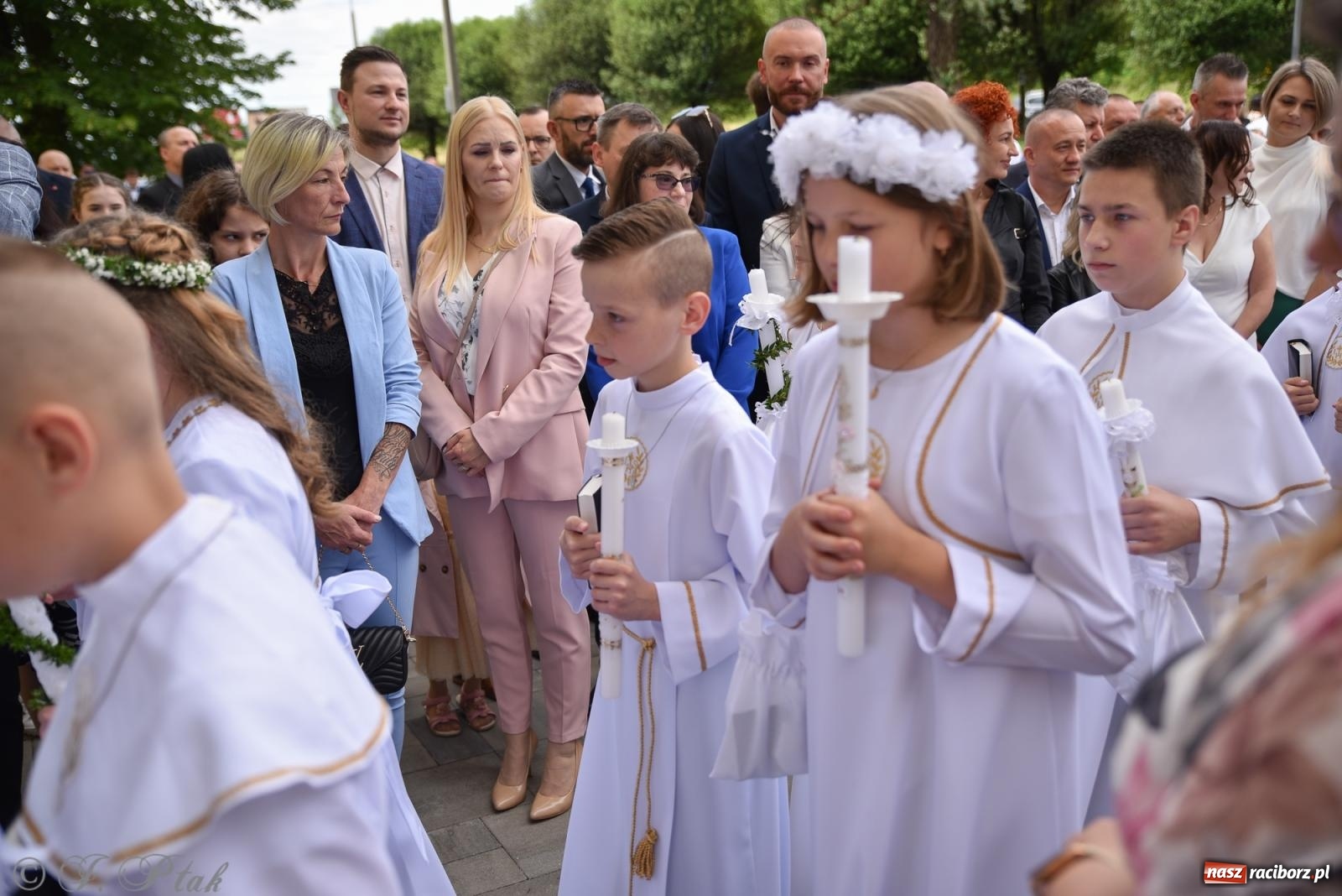 Zdjęcie w galerii na portalu naszraciborz.pl: Uroczystość I Komunii Świętej w parafii Matki Bożej wiadomości z regionu