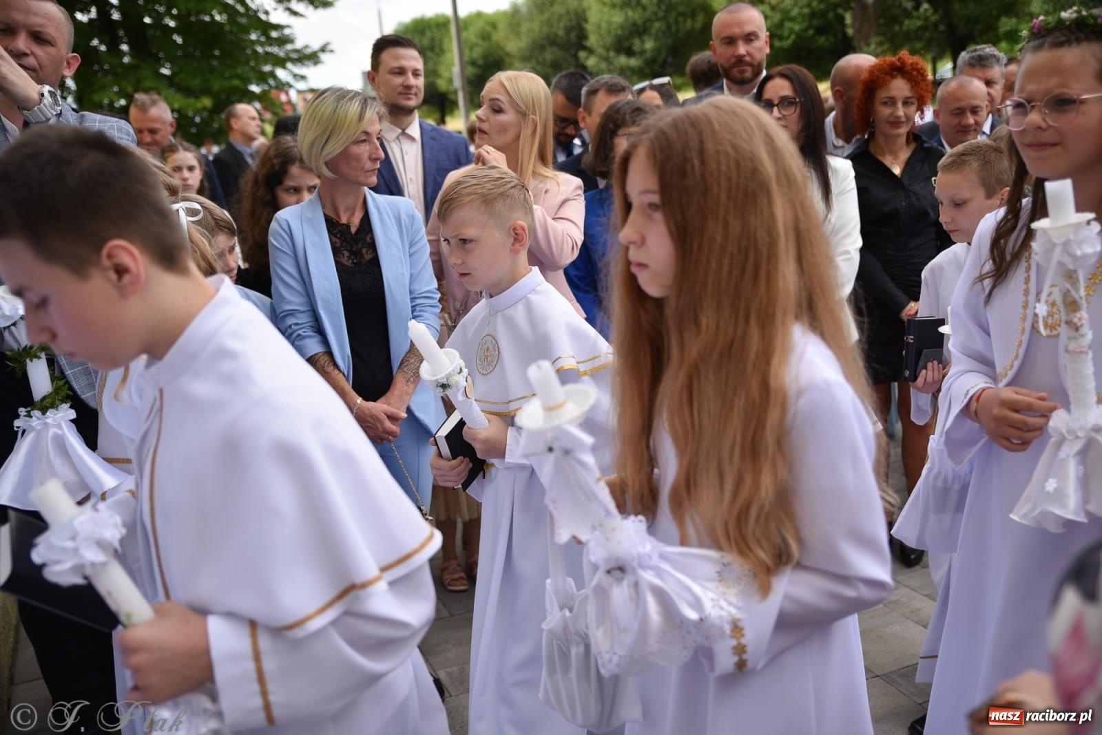 Zdjęcie w galerii na portalu naszraciborz.pl: Uroczystość I Komunii Świętej w parafii Matki Bożej wiadomości z regionu