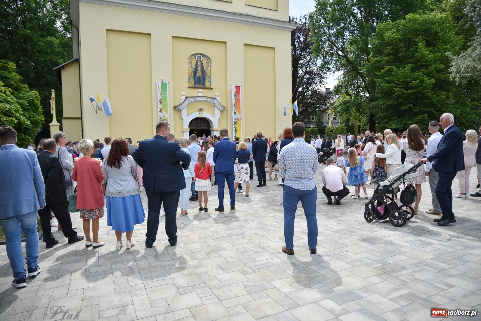 Zdjęcie w galerii na portalu naszraciborz.pl: Uroczystość I Komunii Świętej w parafii Matki Bożej wiadomości z regionu