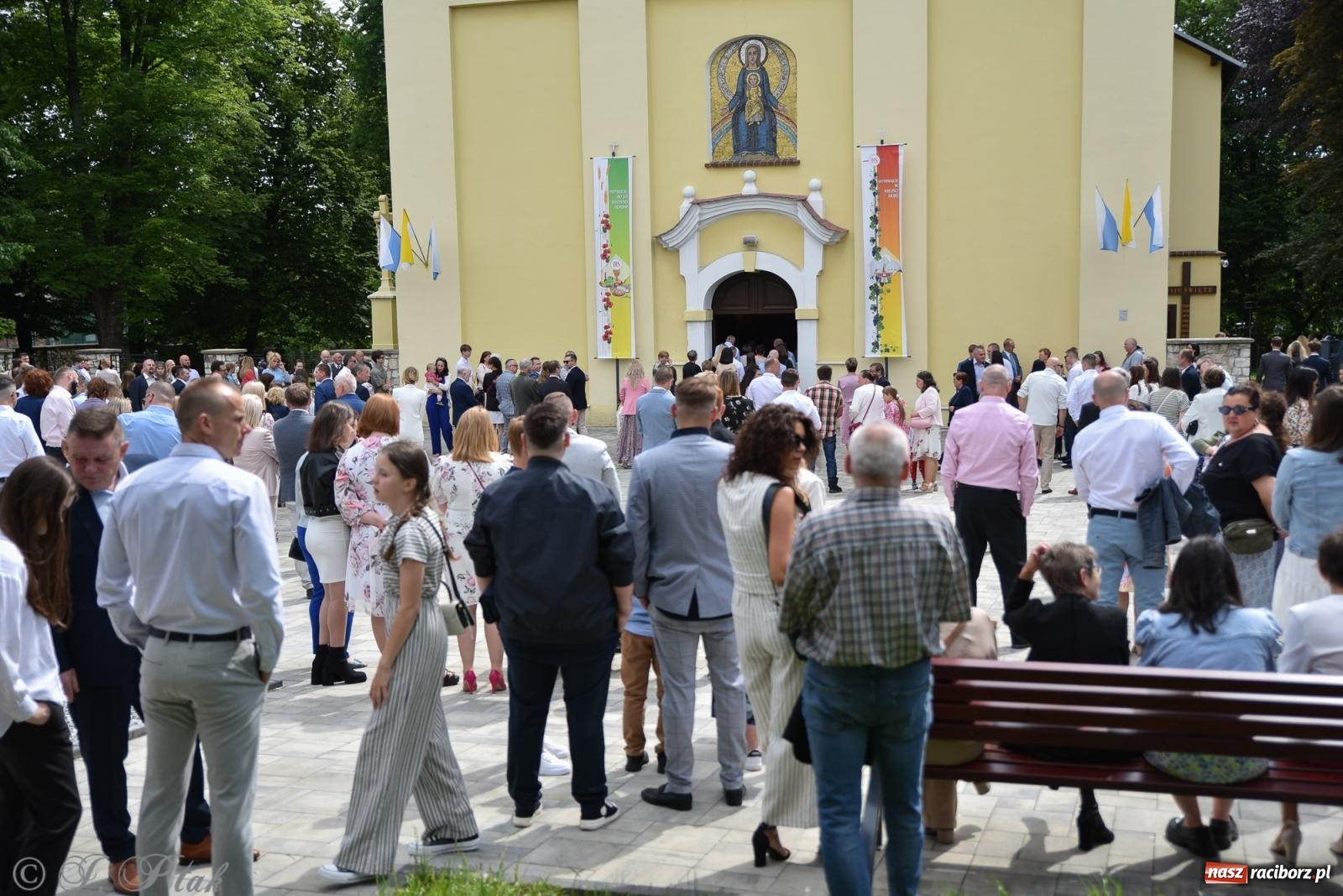 Zdjęcie w galerii na portalu naszraciborz.pl: Uroczystość I Komunii Świętej w parafii Matki Bożej wiadomości z regionu