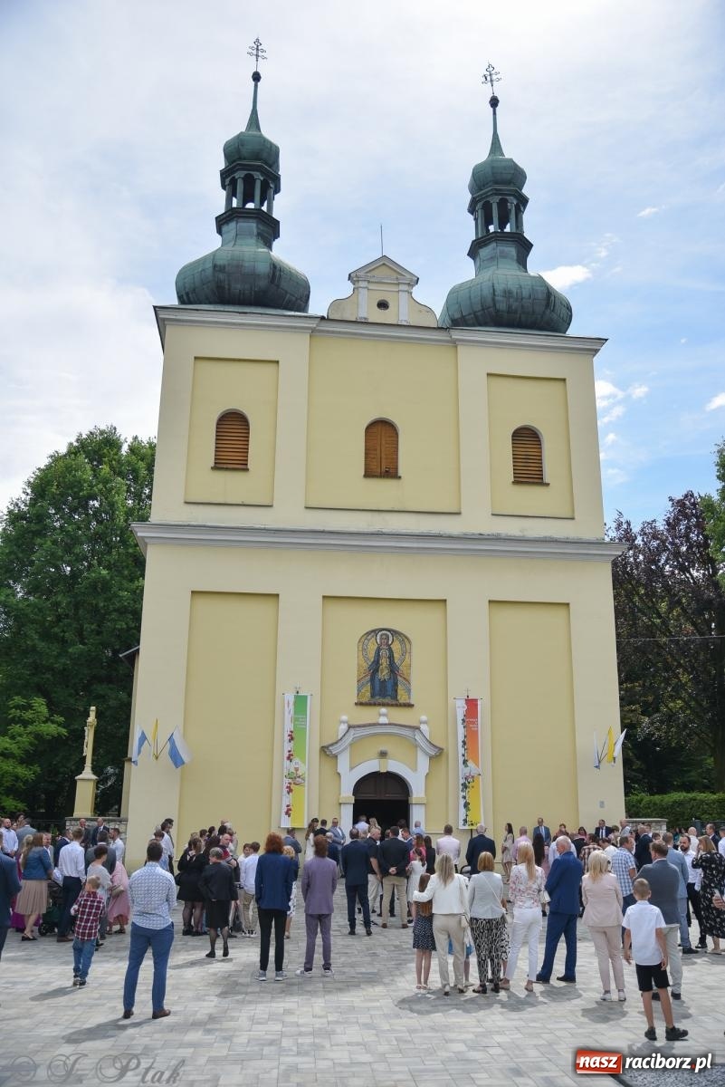 Zdjęcie w galerii na portalu naszraciborz.pl: Uroczystość I Komunii Świętej w parafii Matki Bożej wiadomości z regionu