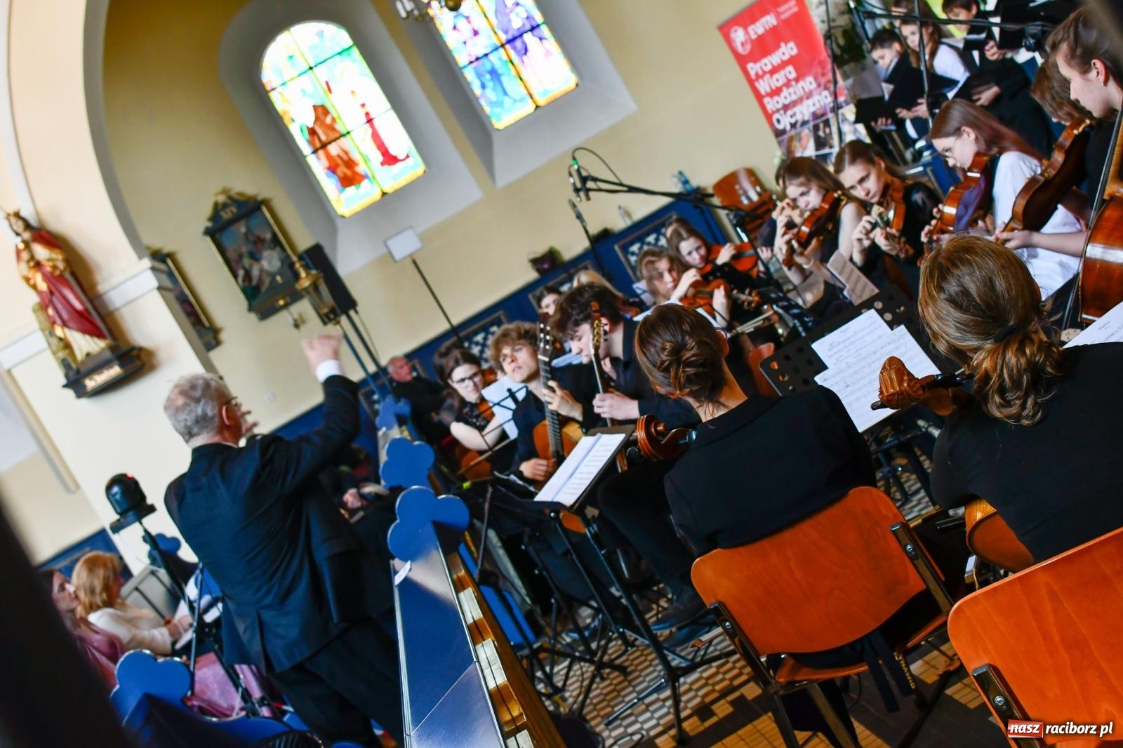 Zdjęcie w galerii na portalu naszraciborz.pl: Chór z Brzezia i Młodzieżowa Orkiestra Symfoniczna na wspólnym koncercie na Zielone Świątki wiadomości z regionu
