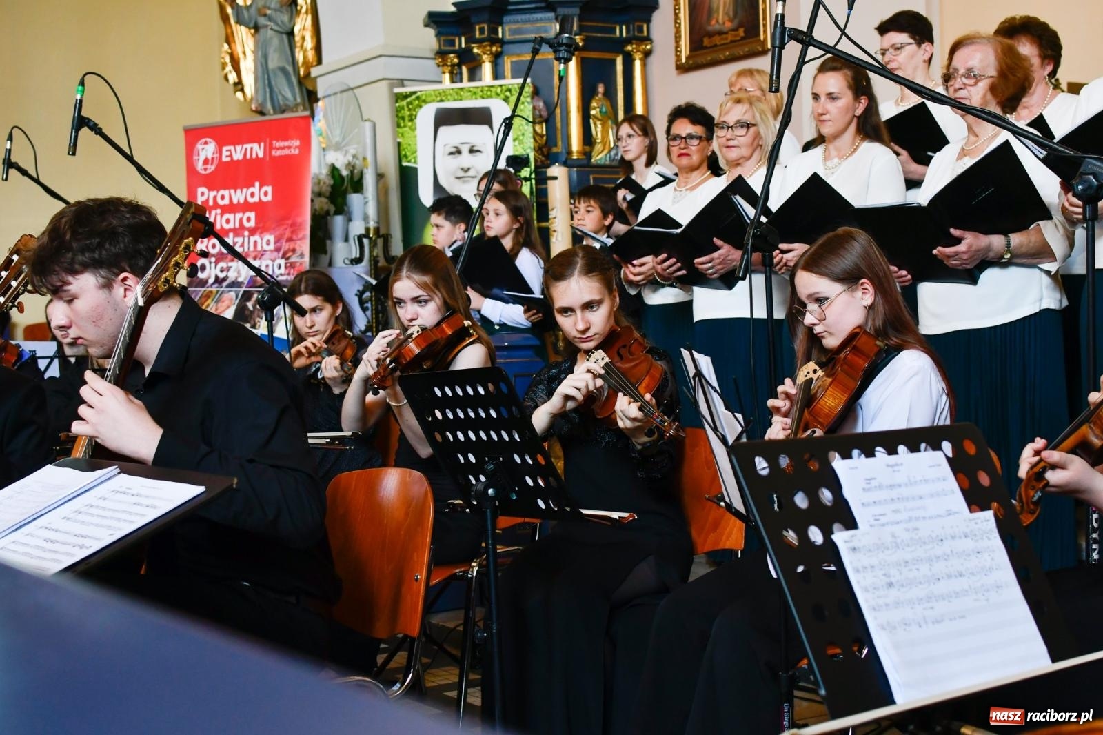 Zdjęcie w galerii na portalu naszraciborz.pl: Chór z Brzezia i Młodzieżowa Orkiestra Symfoniczna na wspólnym koncercie na Zielone Świątki wiadomości z regionu