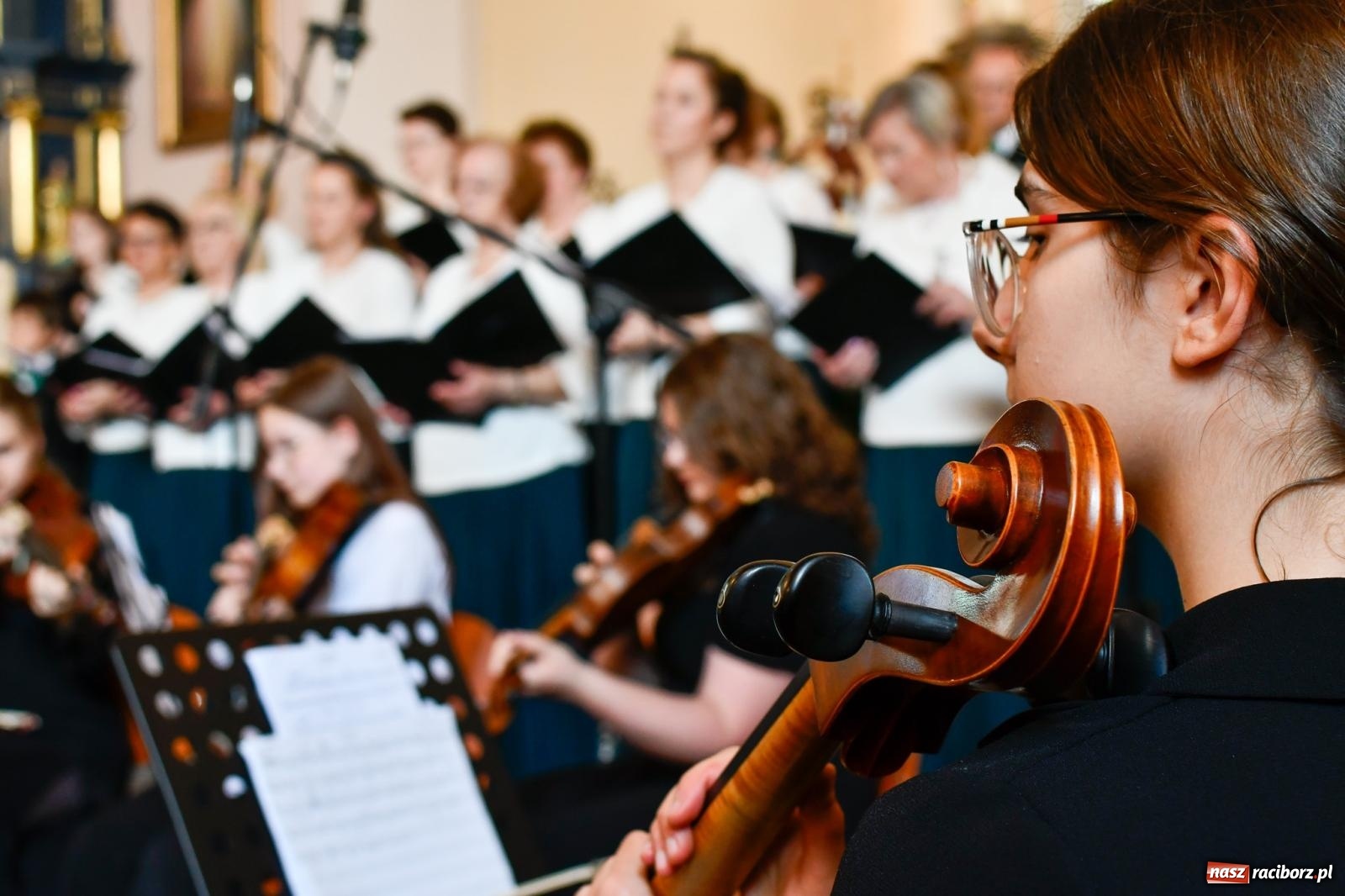 Zdjęcie w galerii na portalu naszraciborz.pl: Chór z Brzezia i Młodzieżowa Orkiestra Symfoniczna na wspólnym koncercie na Zielone Świątki wiadomości z regionu