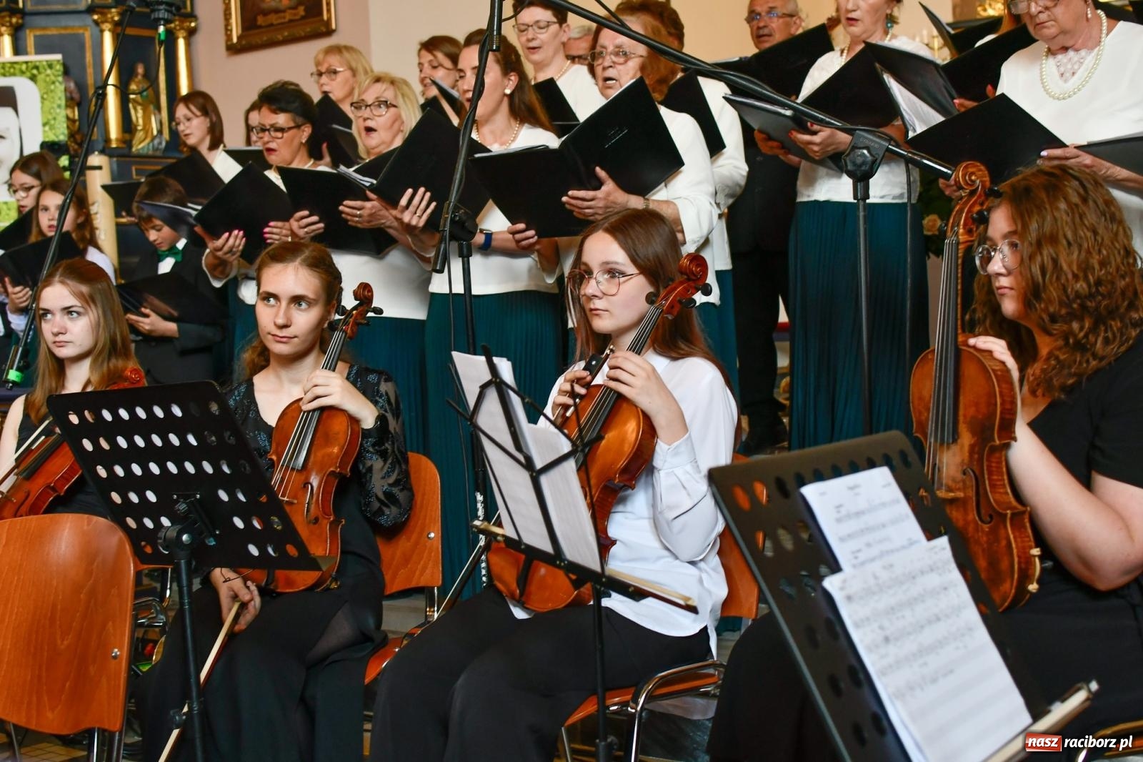 Zdjęcie w galerii na portalu naszraciborz.pl: Chór z Brzezia i Młodzieżowa Orkiestra Symfoniczna na wspólnym koncercie na Zielone Świątki wiadomości z regionu