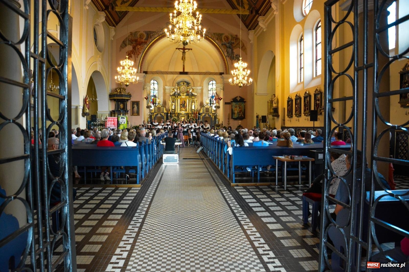 Zdjęcie w galerii na portalu naszraciborz.pl: Chór z Brzezia i Młodzieżowa Orkiestra Symfoniczna na wspólnym koncercie na Zielone Świątki wiadomości z regionu