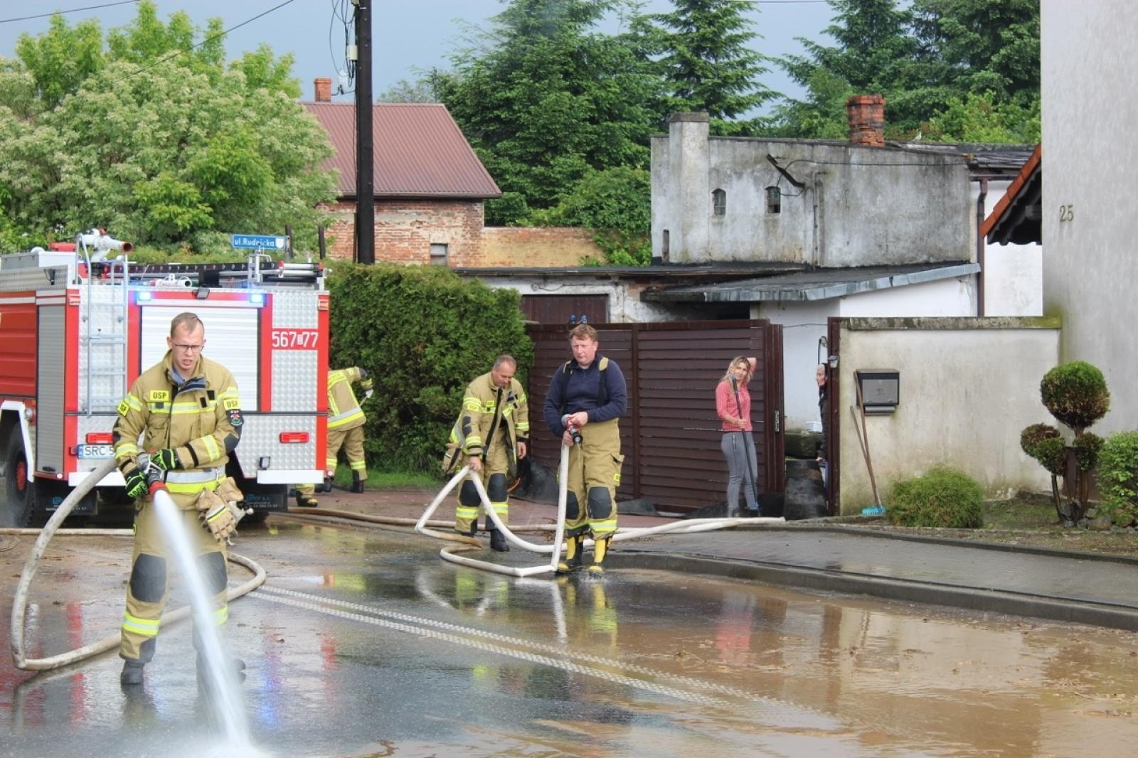 Zdjęcie w galerii na portalu naszraciborz.pl: Wielkie sprzątanie w Pawłowie. Podtopione wiadukty w Raciborzu [FOTO] wiadomości z regionu
