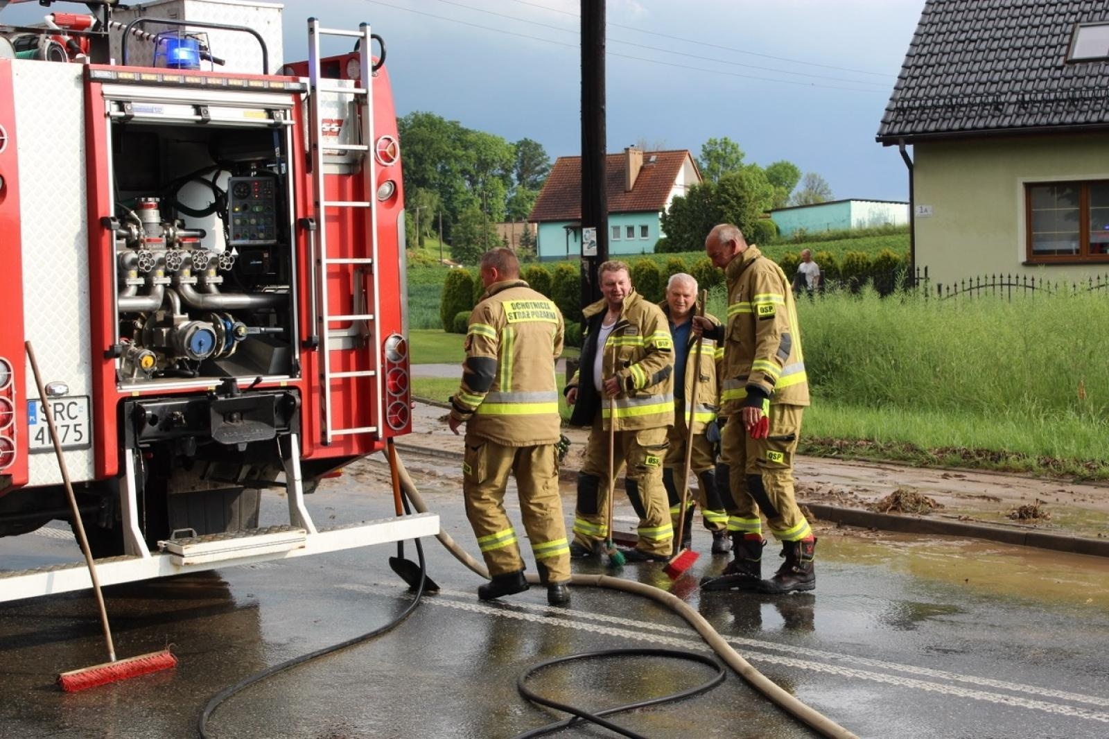 Zdjęcie w galerii na portalu naszraciborz.pl: Wielkie sprzątanie w Pawłowie. Podtopione wiadukty w Raciborzu [FOTO] wiadomości z regionu