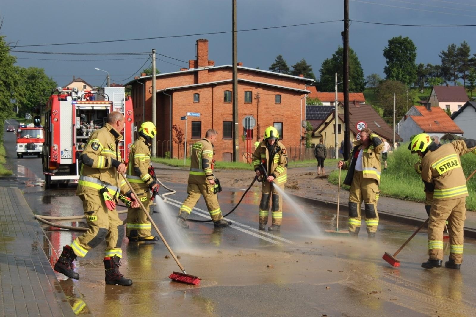 Zdjęcie w galerii na portalu naszraciborz.pl: Wielkie sprzątanie w Pawłowie. Podtopione wiadukty w Raciborzu [FOTO] wiadomości z regionu
