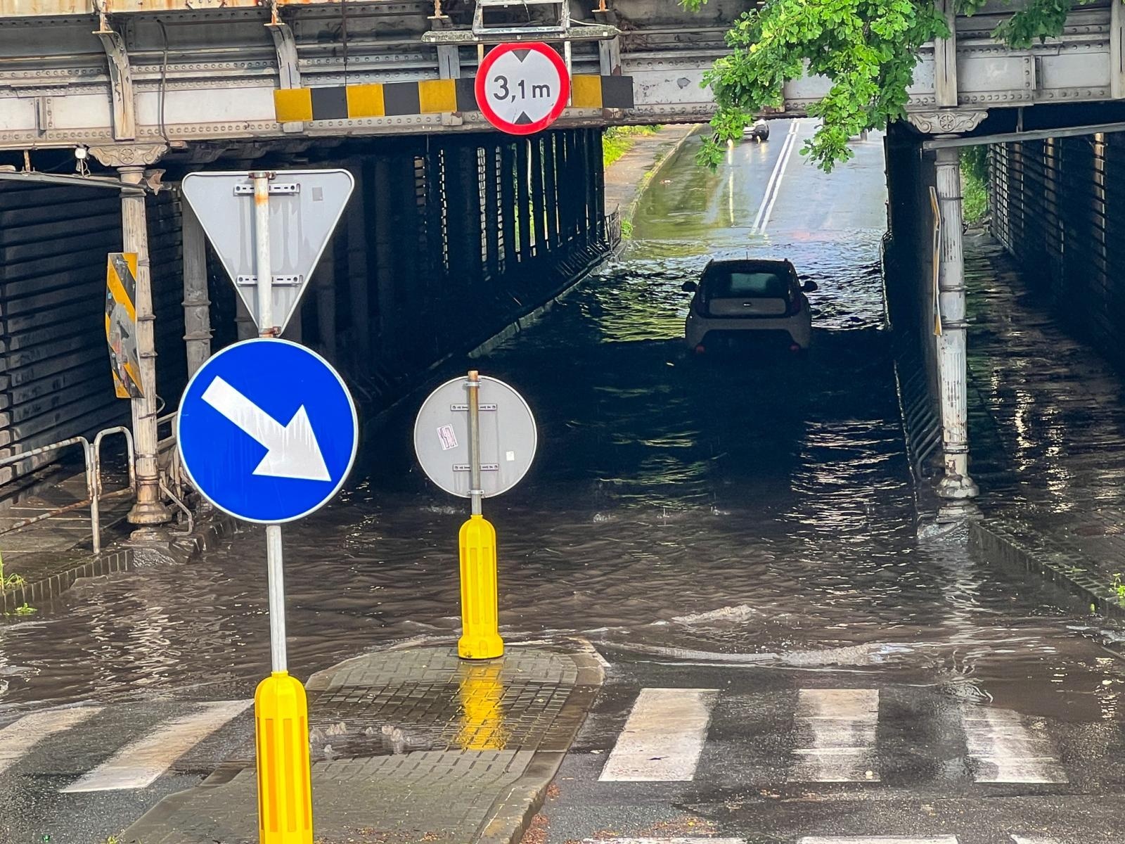 Zdjęcie w galerii na portalu naszraciborz.pl: Wielkie sprzątanie w Pawłowie. Podtopione wiadukty w Raciborzu [FOTO] wiadomości z regionu