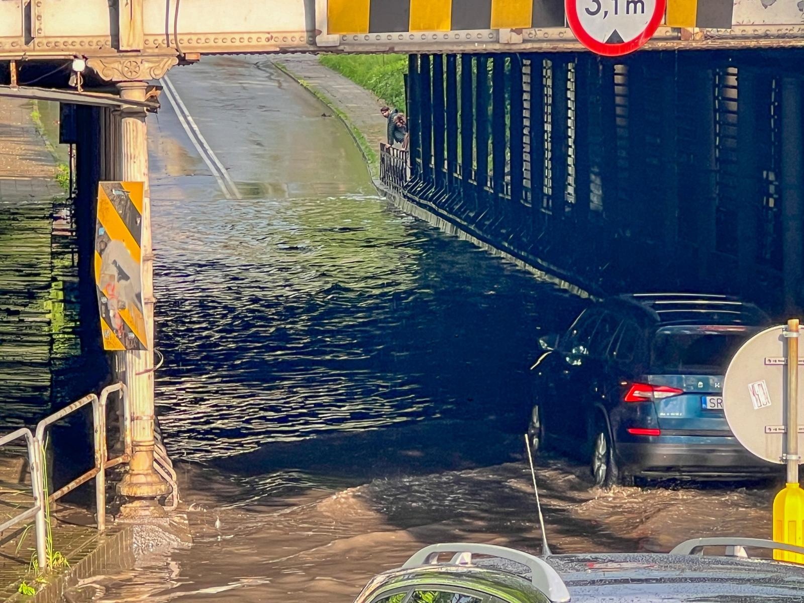 Zdjęcie w galerii na portalu naszraciborz.pl: Wielkie sprzątanie w Pawłowie. Podtopione wiadukty w Raciborzu [FOTO] wiadomości z regionu