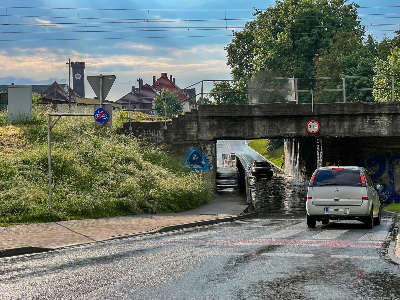 Zdjęcie w galerii na portalu naszraciborz.pl: Wielkie sprzątanie w Pawłowie. Podtopione wiadukty w Raciborzu [FOTO] wiadomości z regionu