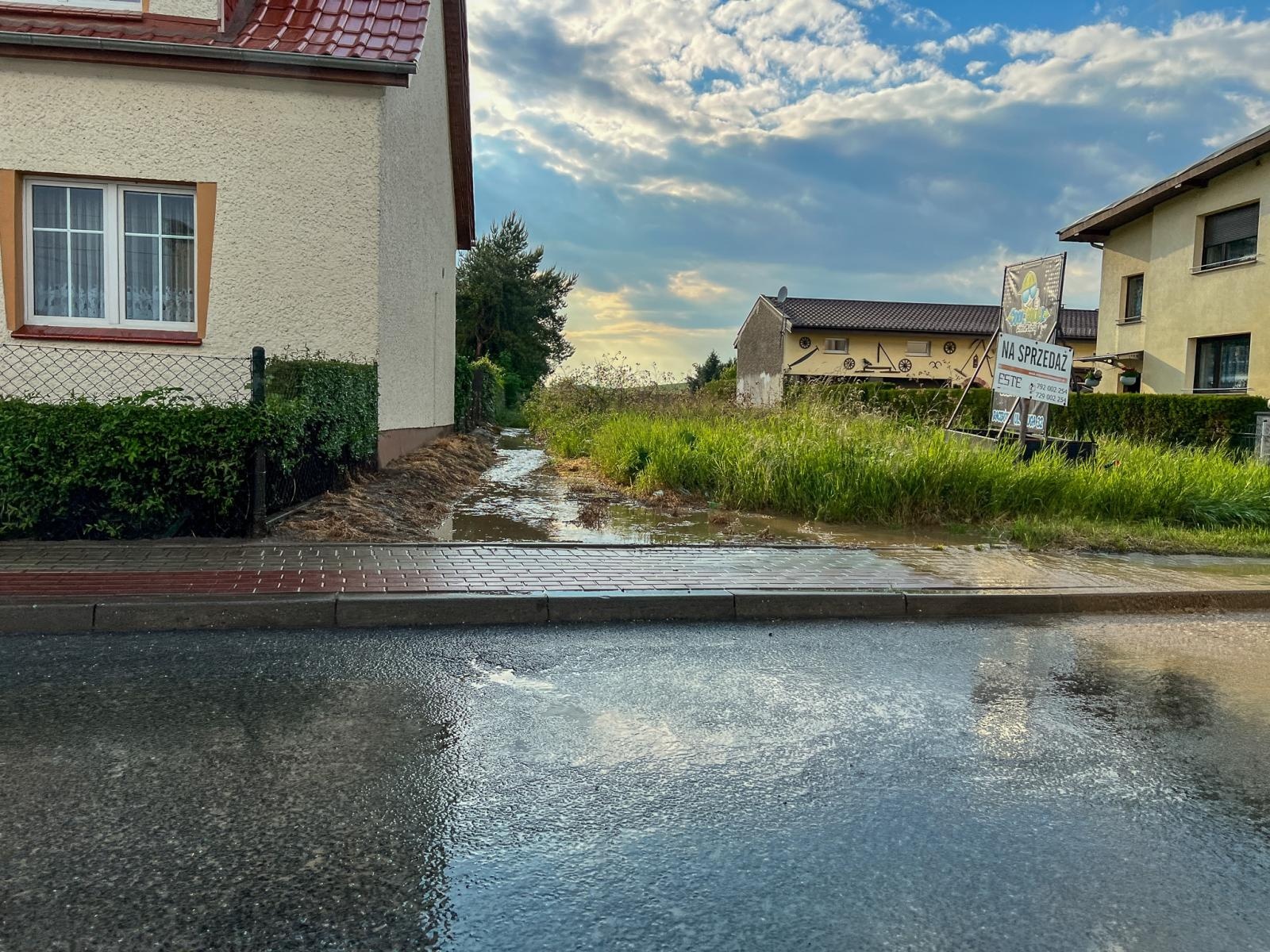 Zdjęcie w galerii na portalu naszraciborz.pl: Wielkie sprzątanie w Pawłowie. Podtopione wiadukty w Raciborzu [FOTO] wiadomości z regionu