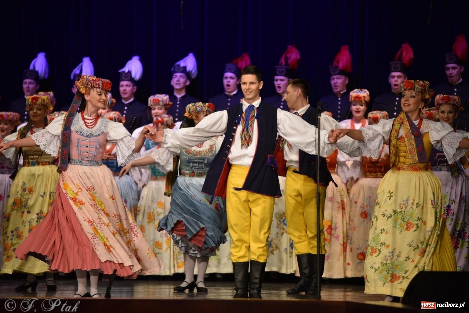 Zdjęcie w galerii na portalu naszraciborz.pl: ZPiT ŚLĄSK wrócił do Raciborza. Wyśmienity koncert na deskach RCK-u wiadomości z regionu