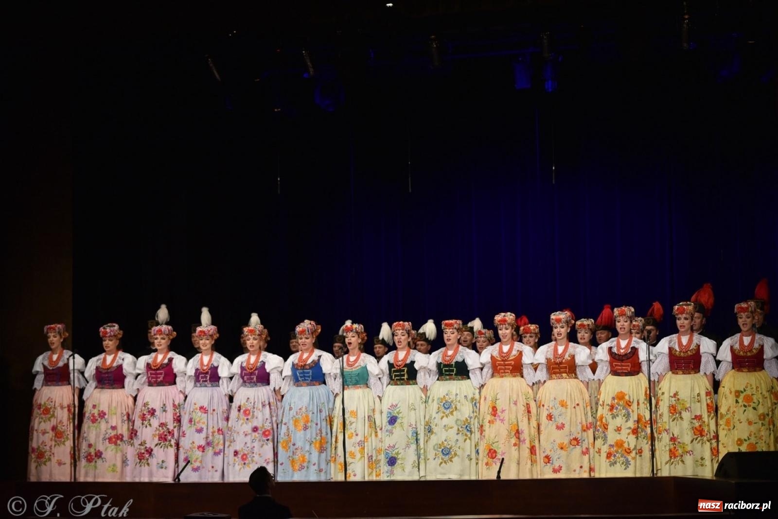 Zdjęcie w galerii na portalu naszraciborz.pl: ZPiT ŚLĄSK wrócił do Raciborza. Wyśmienity koncert na deskach RCK-u wiadomości z regionu