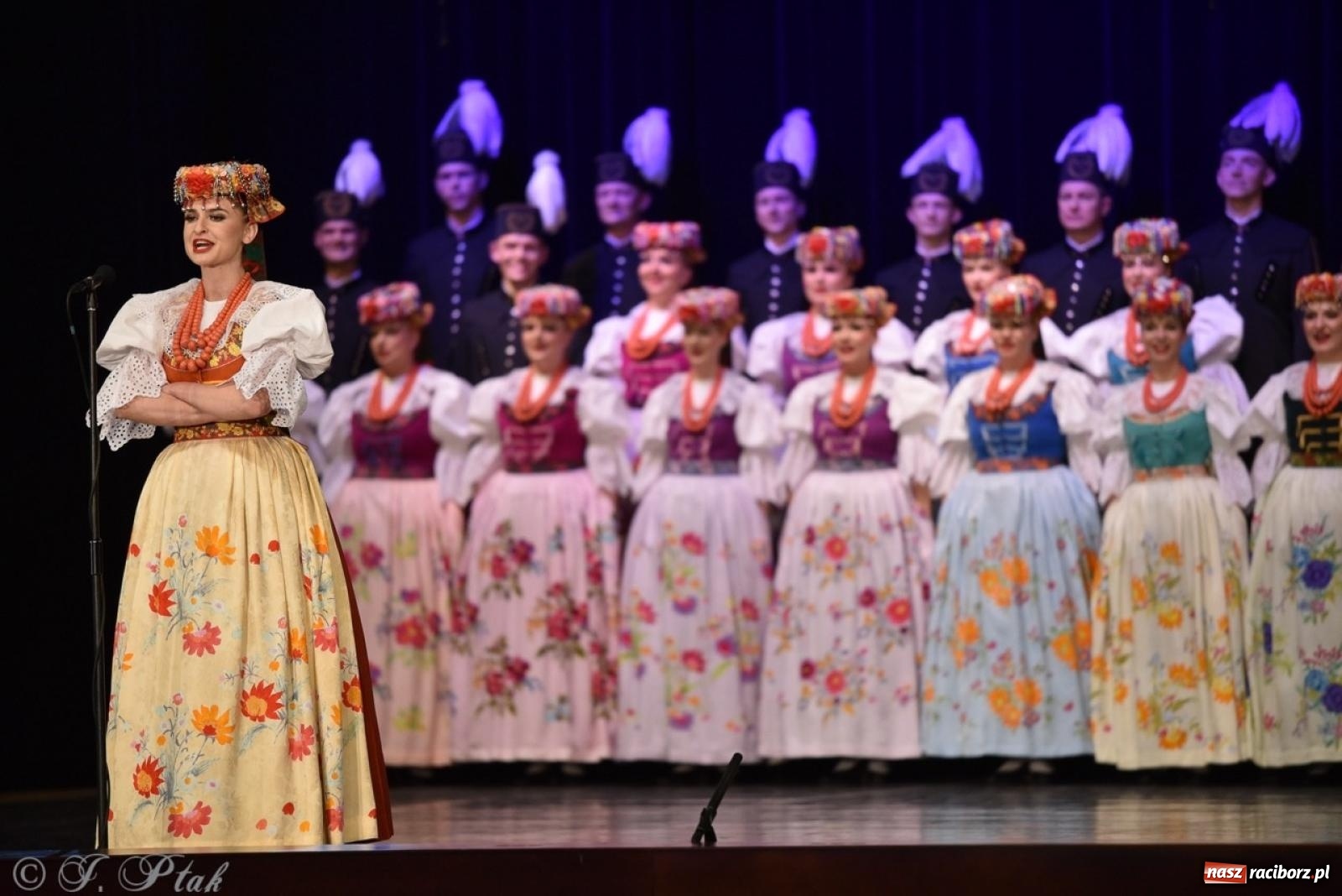 Zdjęcie w galerii na portalu naszraciborz.pl: ZPiT ŚLĄSK wrócił do Raciborza. Wyśmienity koncert na deskach RCK-u wiadomości z regionu