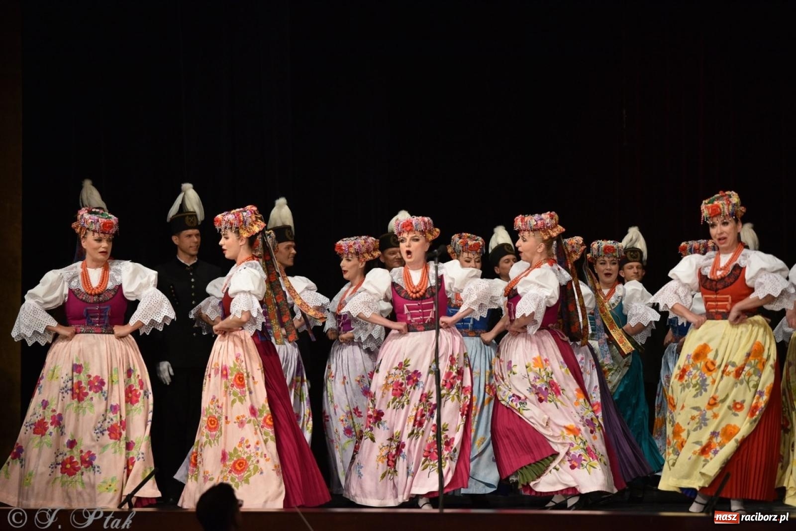 Zdjęcie w galerii na portalu naszraciborz.pl: ZPiT ŚLĄSK wrócił do Raciborza. Wyśmienity koncert na deskach RCK-u wiadomości z regionu