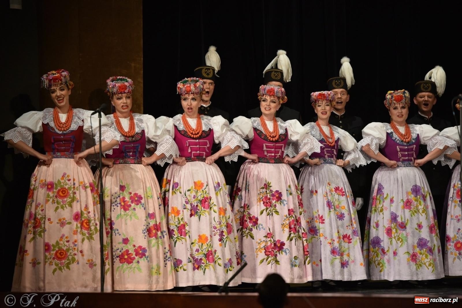 Zdjęcie w galerii na portalu naszraciborz.pl: ZPiT ŚLĄSK wrócił do Raciborza. Wyśmienity koncert na deskach RCK-u wiadomości z regionu