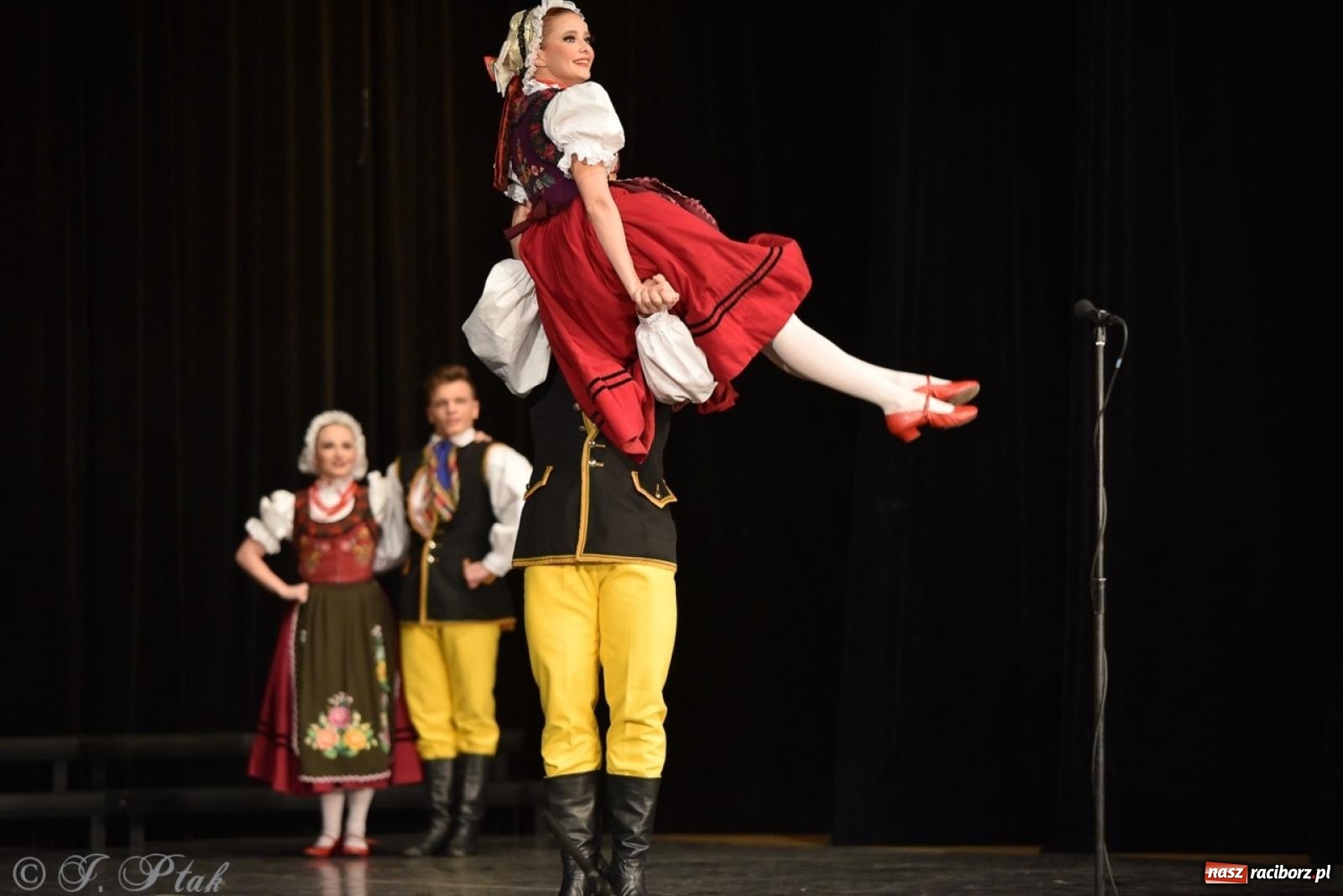 Zdjęcie w galerii na portalu naszraciborz.pl: ZPiT ŚLĄSK wrócił do Raciborza. Wyśmienity koncert na deskach RCK-u wiadomości z regionu