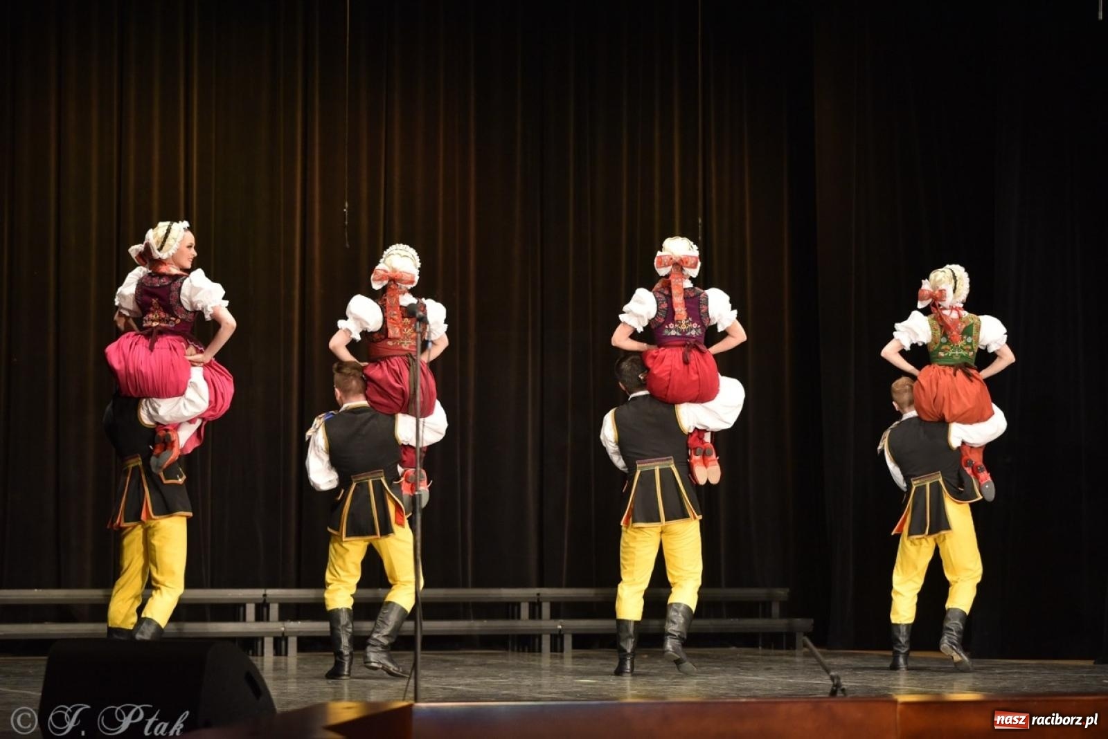 Zdjęcie w galerii na portalu naszraciborz.pl: ZPiT ŚLĄSK wrócił do Raciborza. Wyśmienity koncert na deskach RCK-u wiadomości z regionu