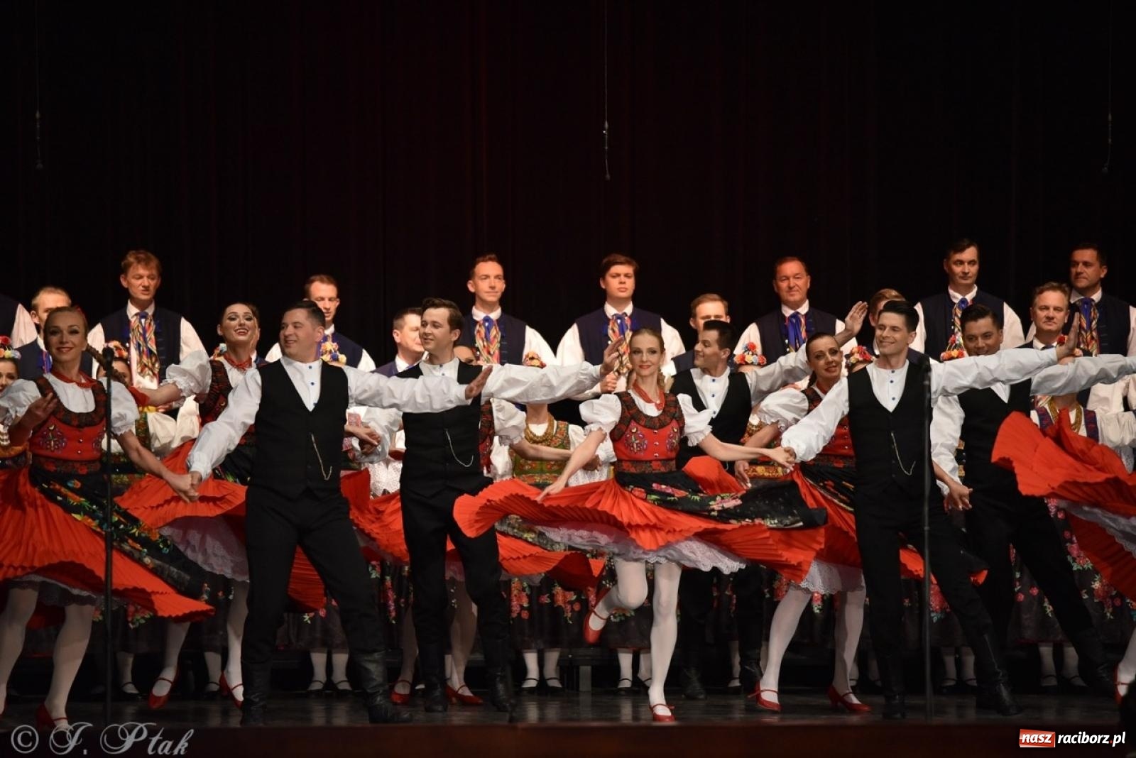 Zdjęcie w galerii na portalu naszraciborz.pl: ZPiT ŚLĄSK wrócił do Raciborza. Wyśmienity koncert na deskach RCK-u wiadomości z regionu