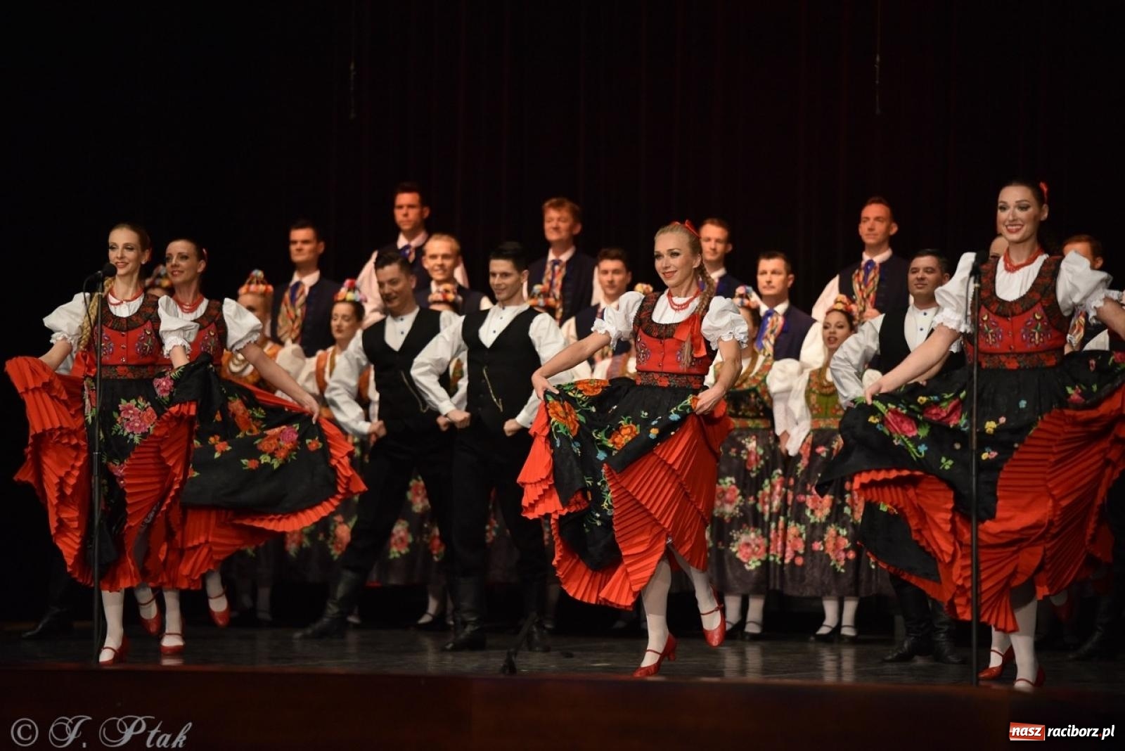 Zdjęcie w galerii na portalu naszraciborz.pl: ZPiT ŚLĄSK wrócił do Raciborza. Wyśmienity koncert na deskach RCK-u wiadomości z regionu