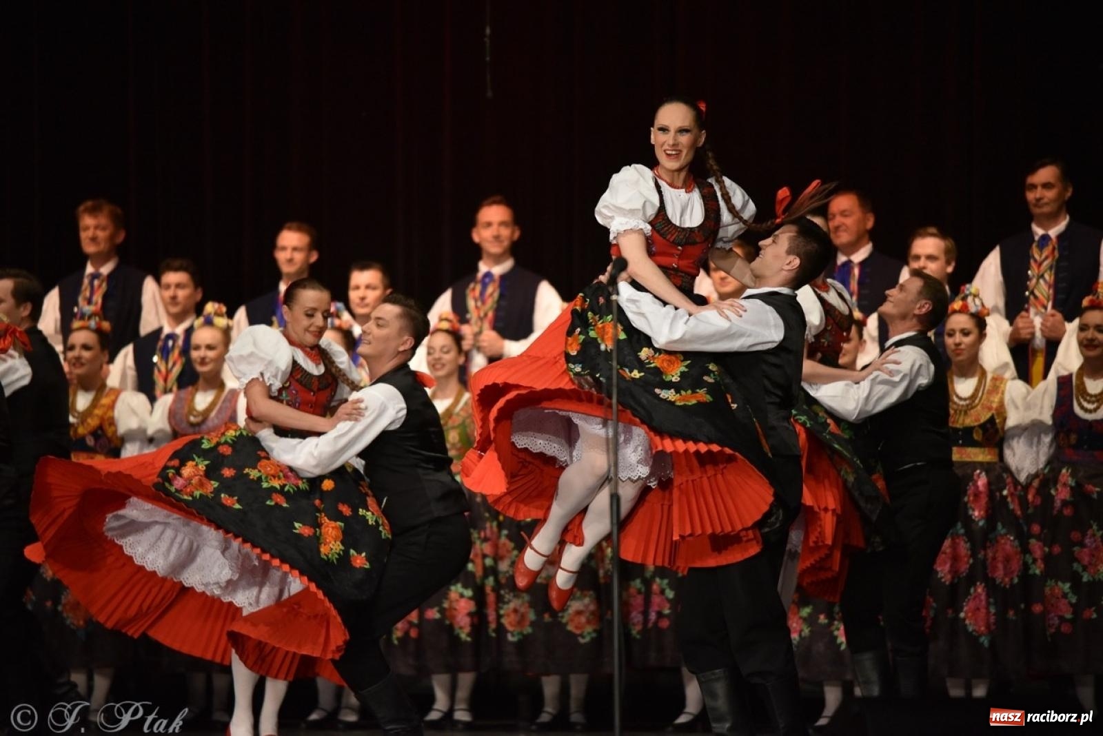 Zdjęcie w galerii na portalu naszraciborz.pl: ZPiT ŚLĄSK wrócił do Raciborza. Wyśmienity koncert na deskach RCK-u wiadomości z regionu