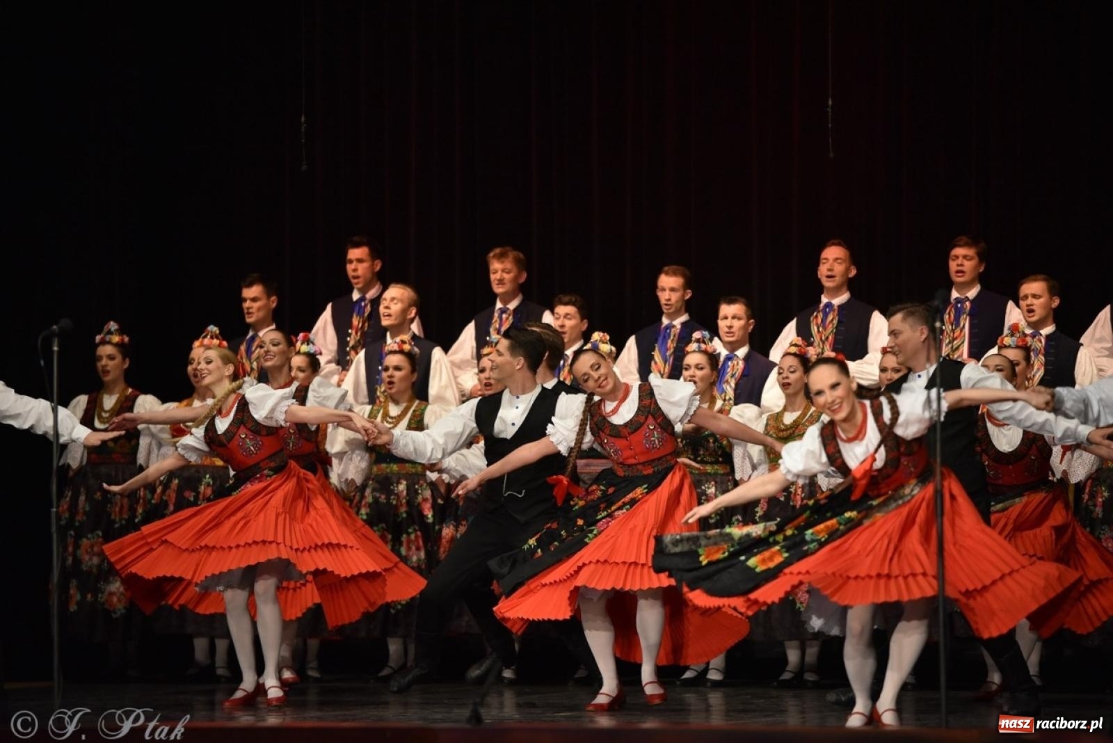 Zdjęcie w galerii na portalu naszraciborz.pl: ZPiT ŚLĄSK wrócił do Raciborza. Wyśmienity koncert na deskach RCK-u wiadomości z regionu