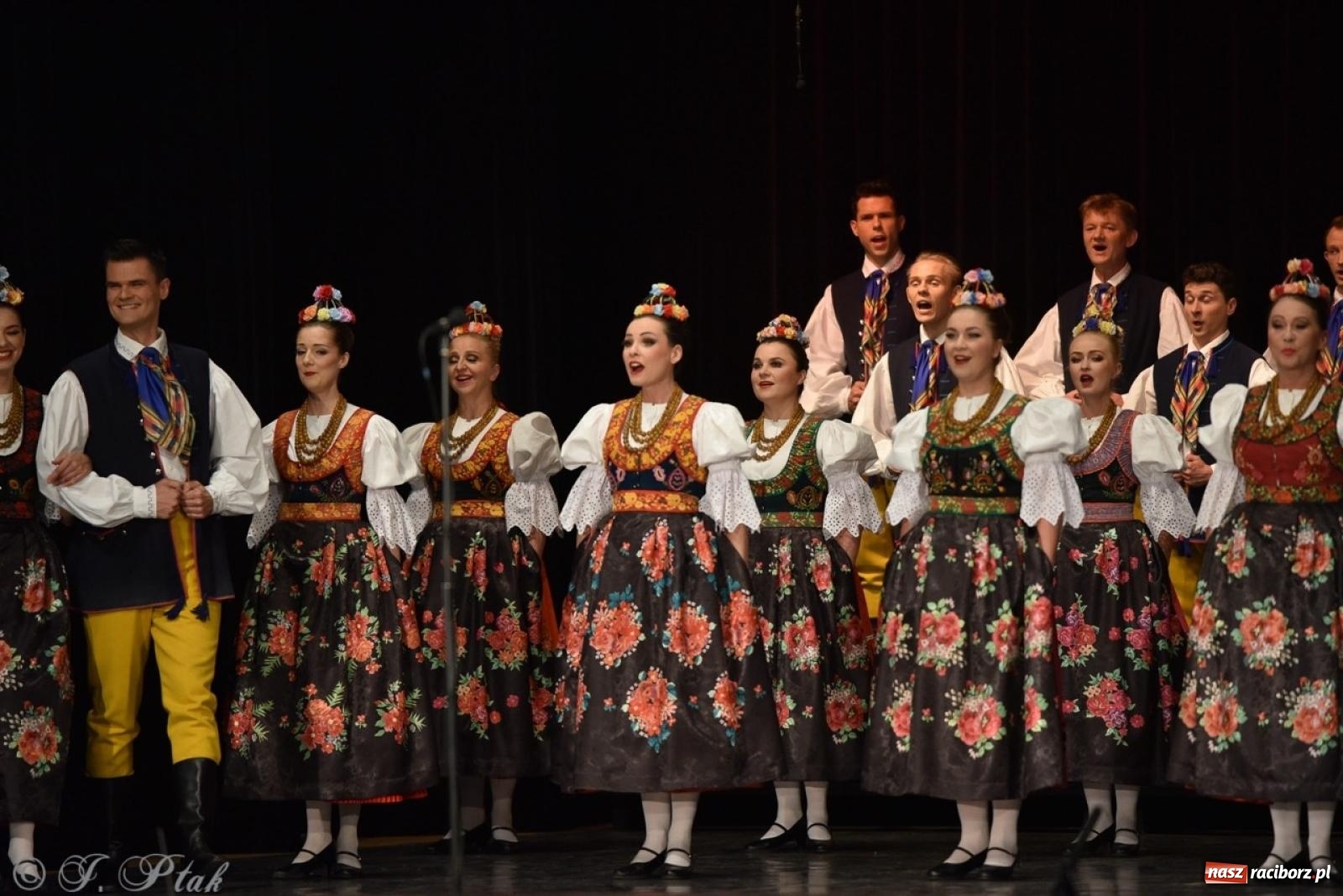 Zdjęcie w galerii na portalu naszraciborz.pl: ZPiT ŚLĄSK wrócił do Raciborza. Wyśmienity koncert na deskach RCK-u wiadomości z regionu