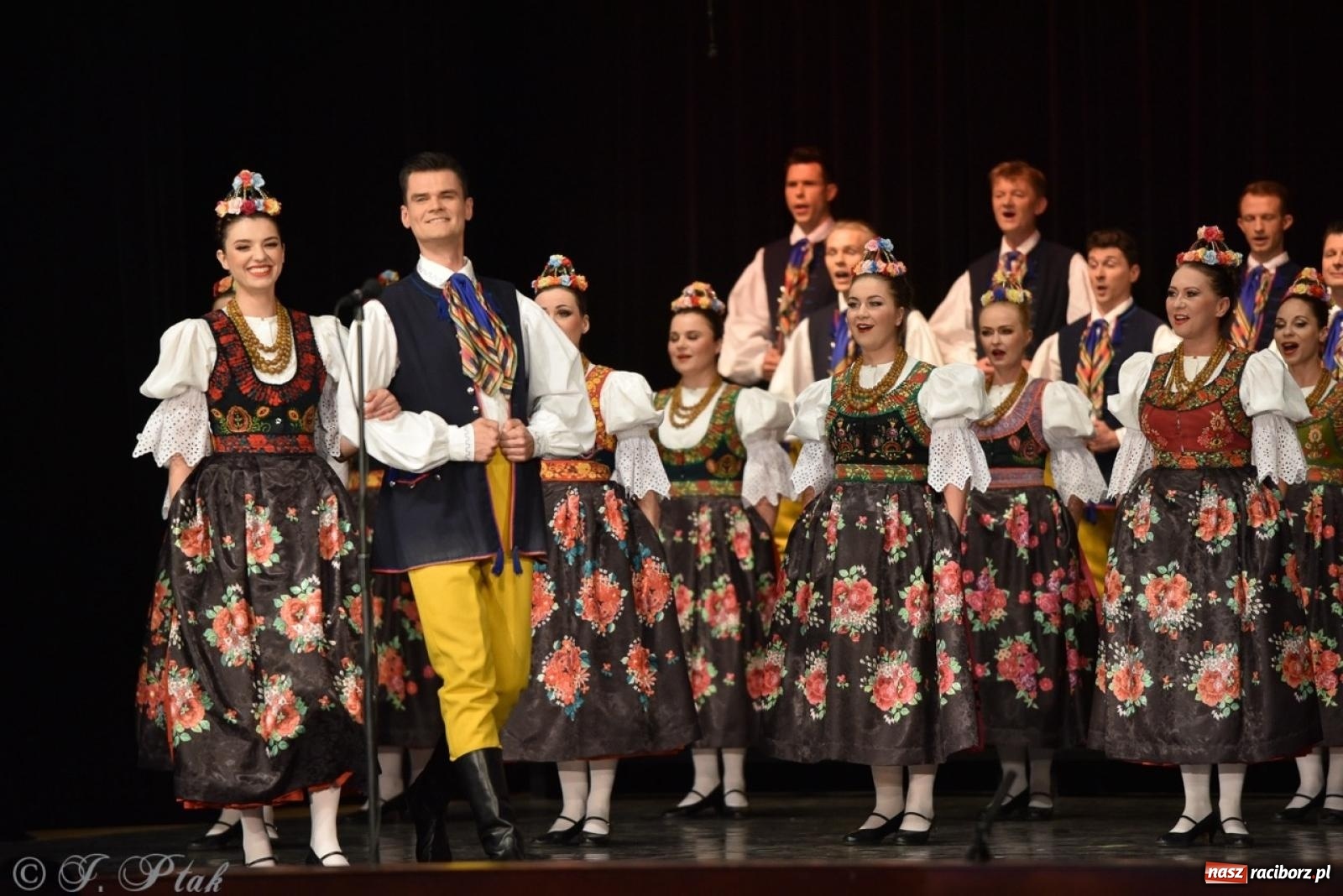 Zdjęcie w galerii na portalu naszraciborz.pl: ZPiT ŚLĄSK wrócił do Raciborza. Wyśmienity koncert na deskach RCK-u wiadomości z regionu