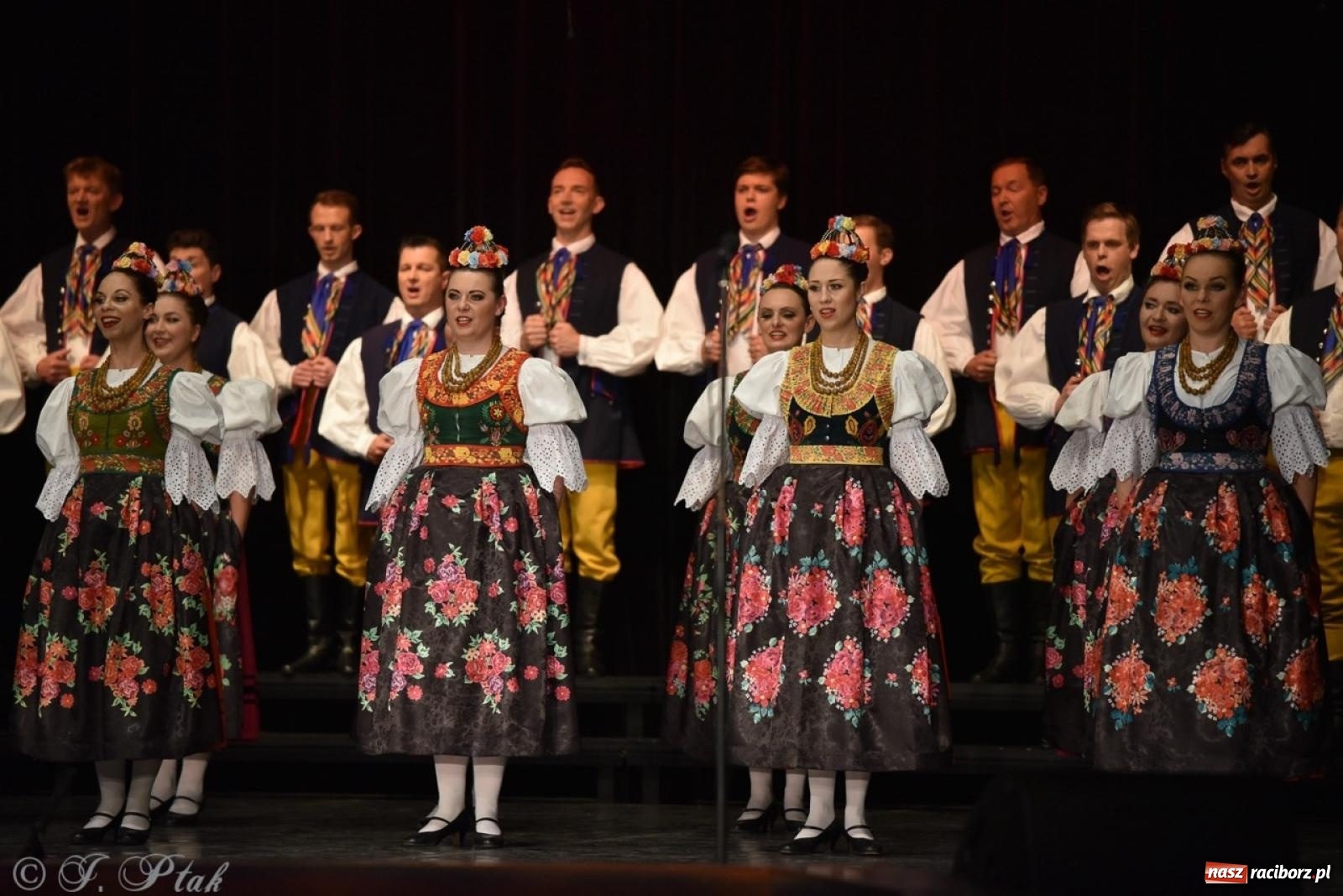 Zdjęcie w galerii na portalu naszraciborz.pl: ZPiT ŚLĄSK wrócił do Raciborza. Wyśmienity koncert na deskach RCK-u wiadomości z regionu