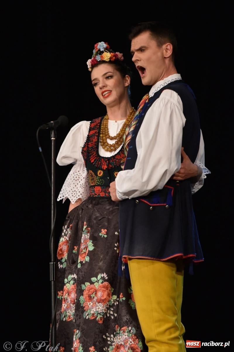 Zdjęcie w galerii na portalu naszraciborz.pl: ZPiT ŚLĄSK wrócił do Raciborza. Wyśmienity koncert na deskach RCK-u wiadomości z regionu