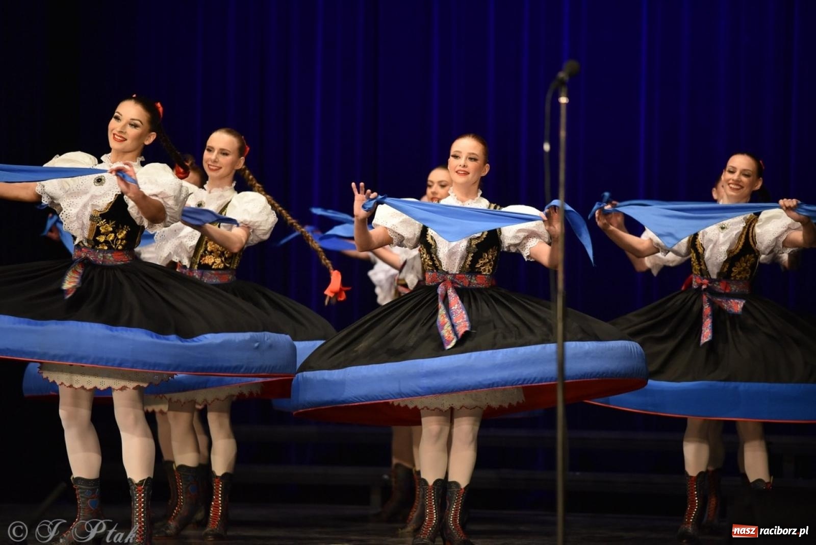 Zdjęcie w galerii na portalu naszraciborz.pl: ZPiT ŚLĄSK wrócił do Raciborza. Wyśmienity koncert na deskach RCK-u wiadomości z regionu