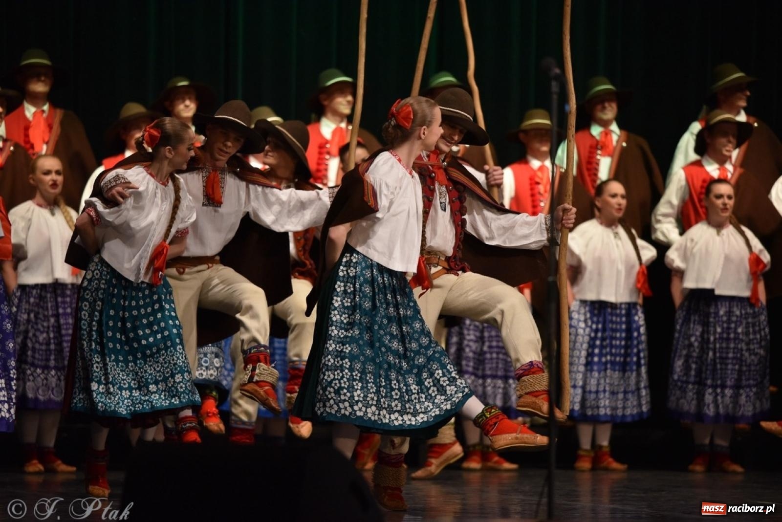 Zdjęcie w galerii na portalu naszraciborz.pl: ZPiT ŚLĄSK wrócił do Raciborza. Wyśmienity koncert na deskach RCK-u wiadomości z regionu