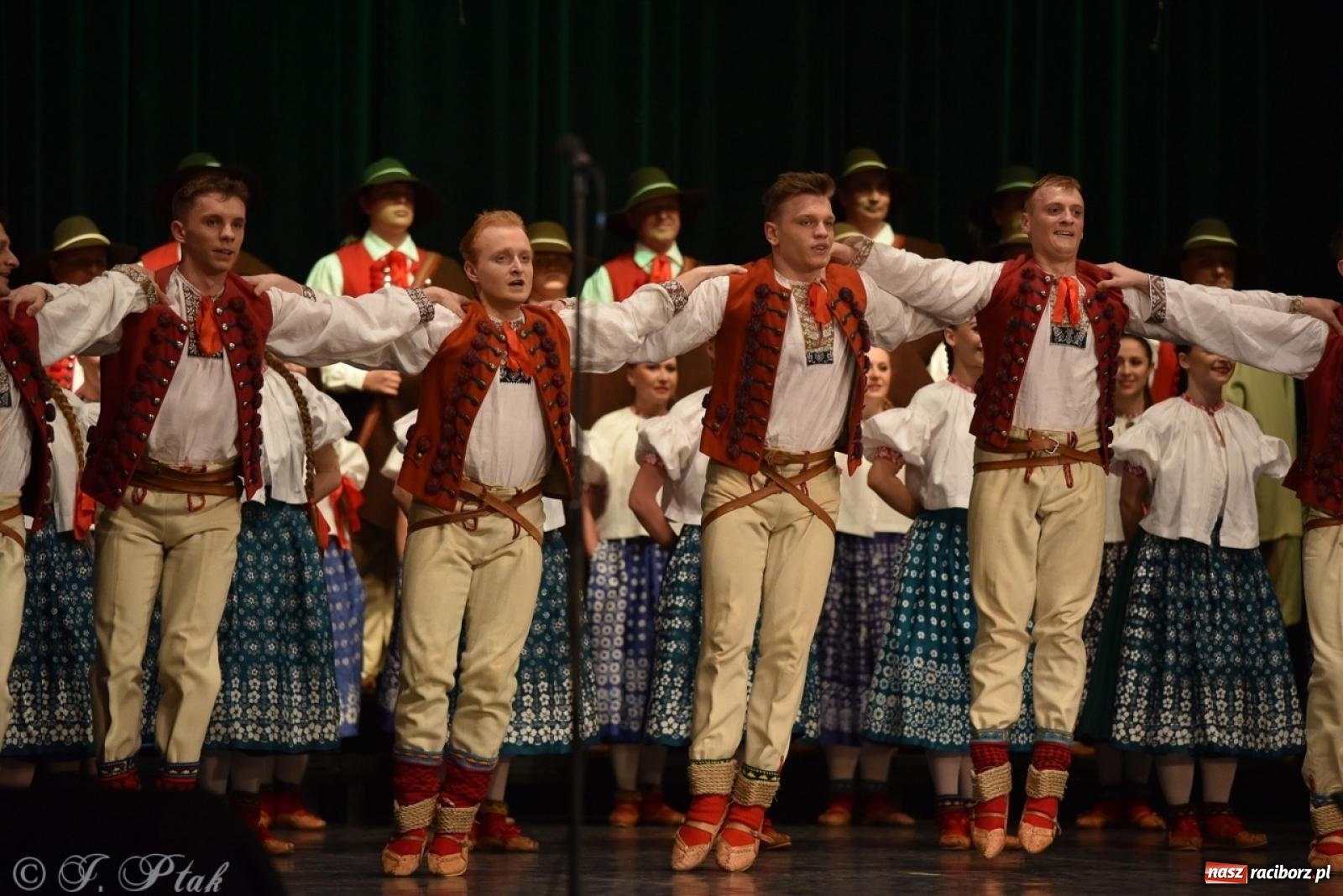 Zdjęcie w galerii na portalu naszraciborz.pl: ZPiT ŚLĄSK wrócił do Raciborza. Wyśmienity koncert na deskach RCK-u wiadomości z regionu