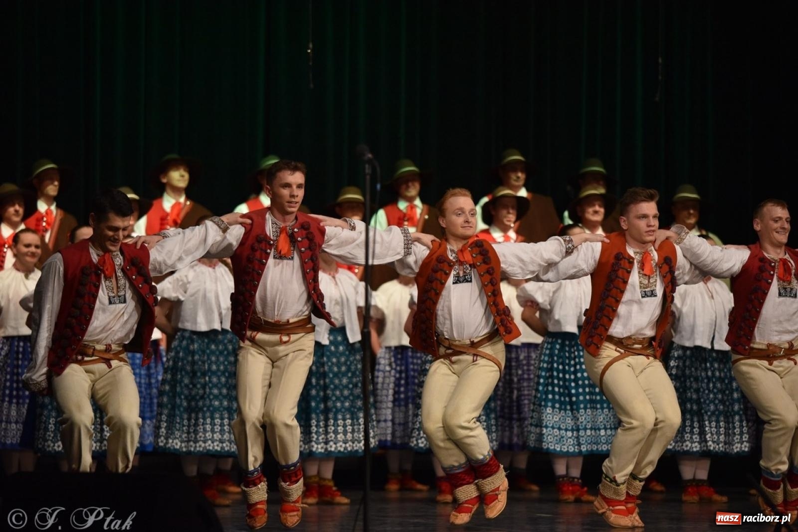 Zdjęcie w galerii na portalu naszraciborz.pl: ZPiT ŚLĄSK wrócił do Raciborza. Wyśmienity koncert na deskach RCK-u wiadomości z regionu