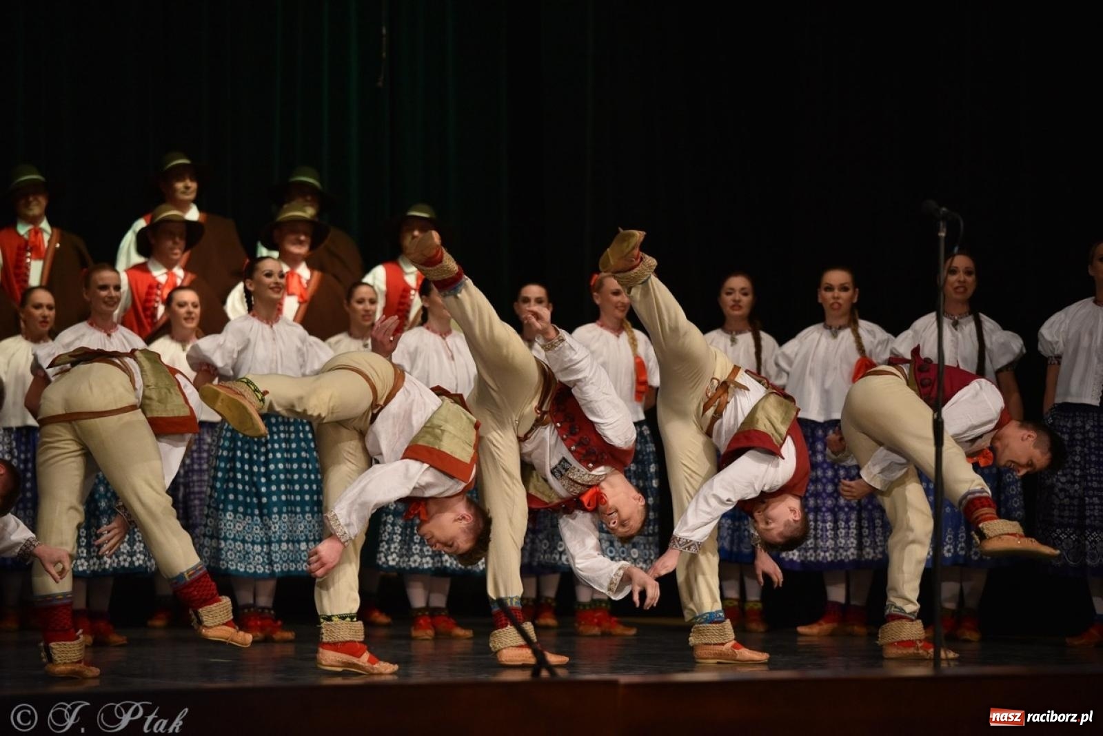 Zdjęcie w galerii na portalu naszraciborz.pl: ZPiT ŚLĄSK wrócił do Raciborza. Wyśmienity koncert na deskach RCK-u wiadomości z regionu