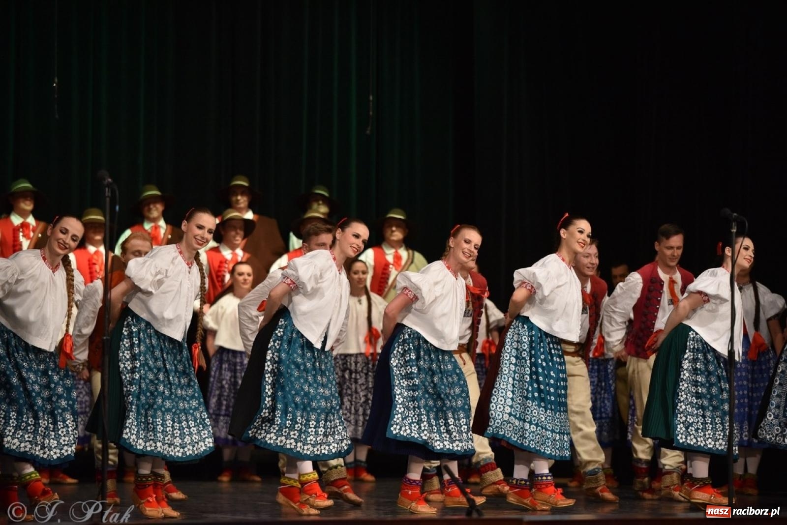 Zdjęcie w galerii na portalu naszraciborz.pl: ZPiT ŚLĄSK wrócił do Raciborza. Wyśmienity koncert na deskach RCK-u wiadomości z regionu